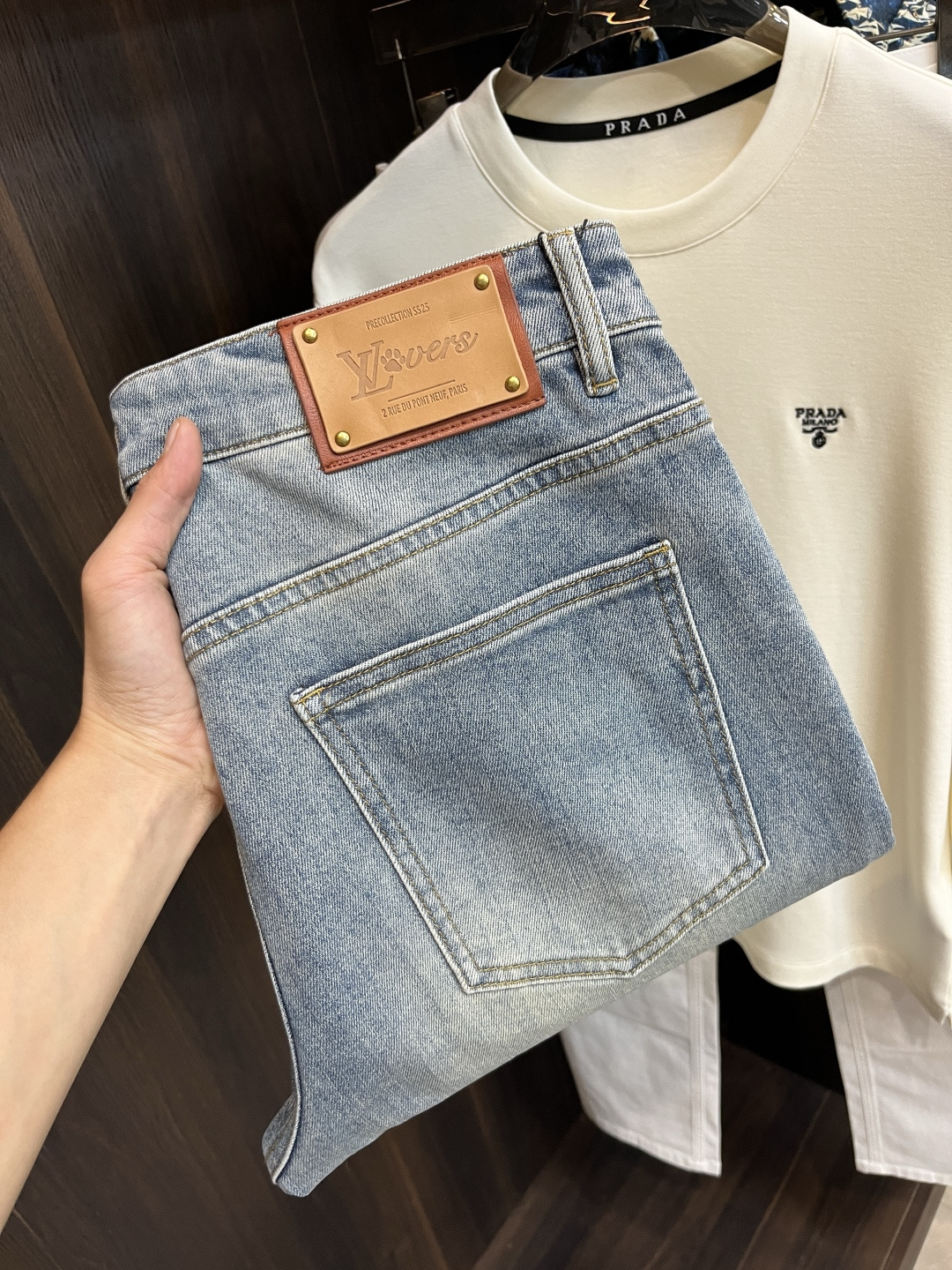 NO:525369,The main recommendation LV is exclusively available for new donkey brand fashion men's fashionable casual pants, high-end European version original single jeans, trendy and fashionable casual pants. It has high breathability and comfort, impeccable details, and the brand element design concept reflects high quality. It presents casual cuts, and the upper body style is superb!  Number of codes 29-36 H new model first release, louis vuitton,louis vuitton,jeans,alexander wang19860909主推 LV 独家专供新款驴牌潮男时尚休闲裤,高端欧版原单牛仔裤子,潮流时尚休闲裤子 透气舒适度高,细节无可挑剔,品牌元素设计理念,体现高品质.呈现休闲裁剪,上身版型超赞！ 码数29-36 H新款首发,,louis vuitton,louis vuitton,jeans,alexander wang,Men's clothing