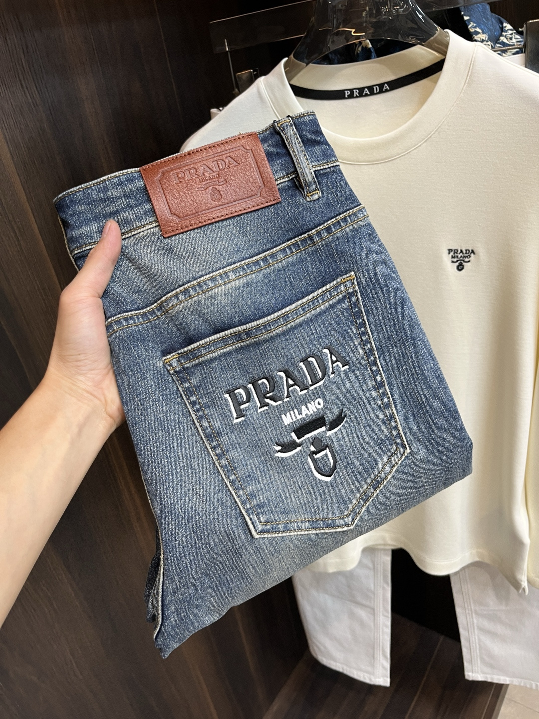 NO:525371,The main recommendation is Prada exclusively for new Prada trendy men's fashionable casual pants, high-end European version original single jeans, trendy and fashionable casual pants. It is breathable and comfortable, impeccable details, and the brand element design concept reflects high quality. It presents casual cuts, and the upper body style is superb!  Number of codes 29-36 H new model first release, prada, prada, jeans, alexander wang19860909主推 Prada 独家专供新款普拉达潮男时尚休闲裤,高端欧版原单牛仔裤子,潮流时尚休闲裤子 透气舒适度高,细节无可挑剔,品牌元素设计理念,体现高品质.呈现休闲裁剪,上身版型超赞！ 码数29-36 H新款首发,,prada,prada,jeans,alexander wang,Men's clothing