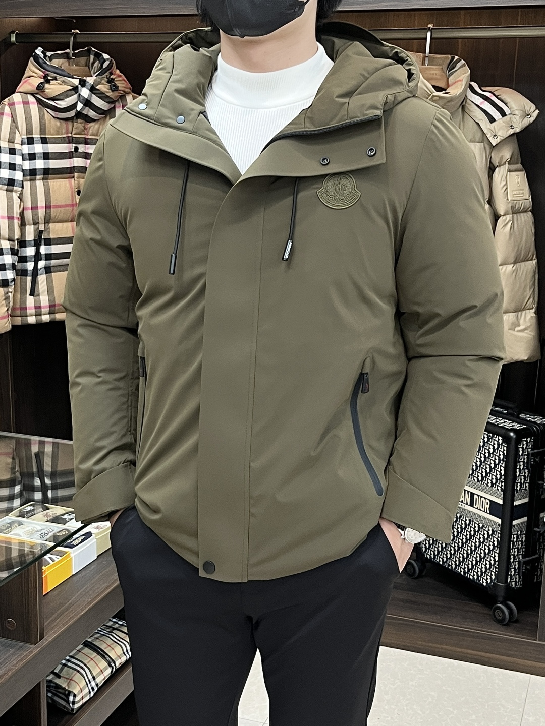 NO:548134,The latest fashion designer down jacket 2025 is the latest fashion designer down jacket, a classic logo on the chest, a 90# ​​white goose down jacket, a detailed and full of details, with sufficient high-level structural tailoring design changes to show the diverse image changes of men, slim and neat, tailoring, meeting the popular multi-layered outfits and versatile styles of life!  Color black brown color code number 12345 H2025 new model first release, Moncler, jackets & coats, down jacket, hats, alexander wang19860909主推羽绒 Moncler 2025最新款时尚设计师款羽绒外套蒙口连帽羽绒服,胸口经典logo爆款羽绒服,90#白鹅绒填充,处处细节显工艺足够的高级结构性剪裁的设计改变来展现男士多样的形象变化,修身利落、剪裁合体,满足时下正流行的多层次穿搭,生活百搭款式！ 颜色黑色 咖色 码数12345 H2025新款首发,,Moncler,jackets & coats,down jacket,hats,alexander wang,Men's clothing