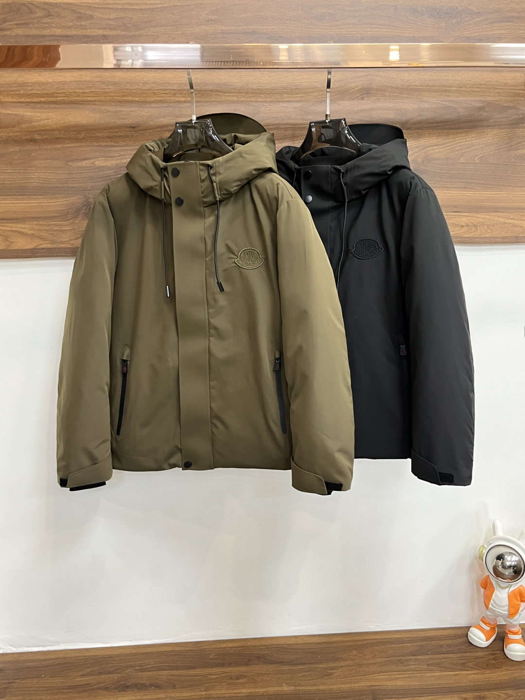 NO:525404,The latest fashion designer down jacket, hooded down jacket, classic logo on chest, 90# white goose down filling, details everywhere show the high-level structural tailoring design changes to show the diverse image changes of men, slim and neat, tailoring, meet the popular multi-layered outfits nowadays, and versatile styles of life!  Color black brown color code 12345 H new model first release, Moncler, jackets & coats, down jacket, hats, alexander wang19860909主推羽绒 Moncler 最新款时尚设计师款羽绒外套蒙口连帽羽绒服,胸口经典logo爆款羽绒服,90#白鹅绒填充,处处细节显工艺足够的高级结构性剪裁的设计改变来展现男士多样的形象变化,修身利落、剪裁合体,满足时下正流行的多层次穿搭,生活百搭款式！ 颜色黑色 咖色 码数12345 H新款首发,,Moncler,jackets & coats,down jacket,hats,alexander wang,Men's clothing