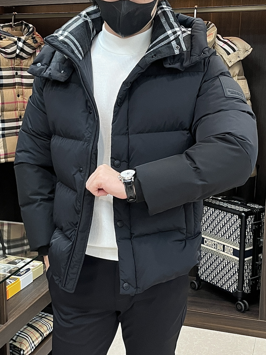 NO:644606,The main recommendation is down. Burberry's latest fashion designer down jacket, Burberry hooded down jacket, popular down jacket with classic logo on the chest, 90# white goose down filling, every detail shows craftsmanship. Sufficient advanced structural tailoring design changes to show men's diverse image changes, slim and neat, tailoring, to meet the current popular multi-layered outfits, versatile style for life!  Color Black Brown Size M-3XL H new model debut,,burberry,burberry,jackets & coats,down jacket,hats,alexander wang19860909主推羽绒 Burberry 最新款时尚设计师款羽绒外套巴宝莉连帽羽绒服,胸口经典logo爆款羽绒服,90#白鹅绒填充,处处细节显工艺足够的高级结构性剪裁的设计改变来展现男士多样的形象变化,修身利落、剪裁合体,满足时下正流行的多层次穿搭,生活百搭款式！ 颜色黑色 咖色 码数M-3XL H新款首发,,burberry,burberry,jackets & coats,down jacket,hats,alexander wang,Men's clothing