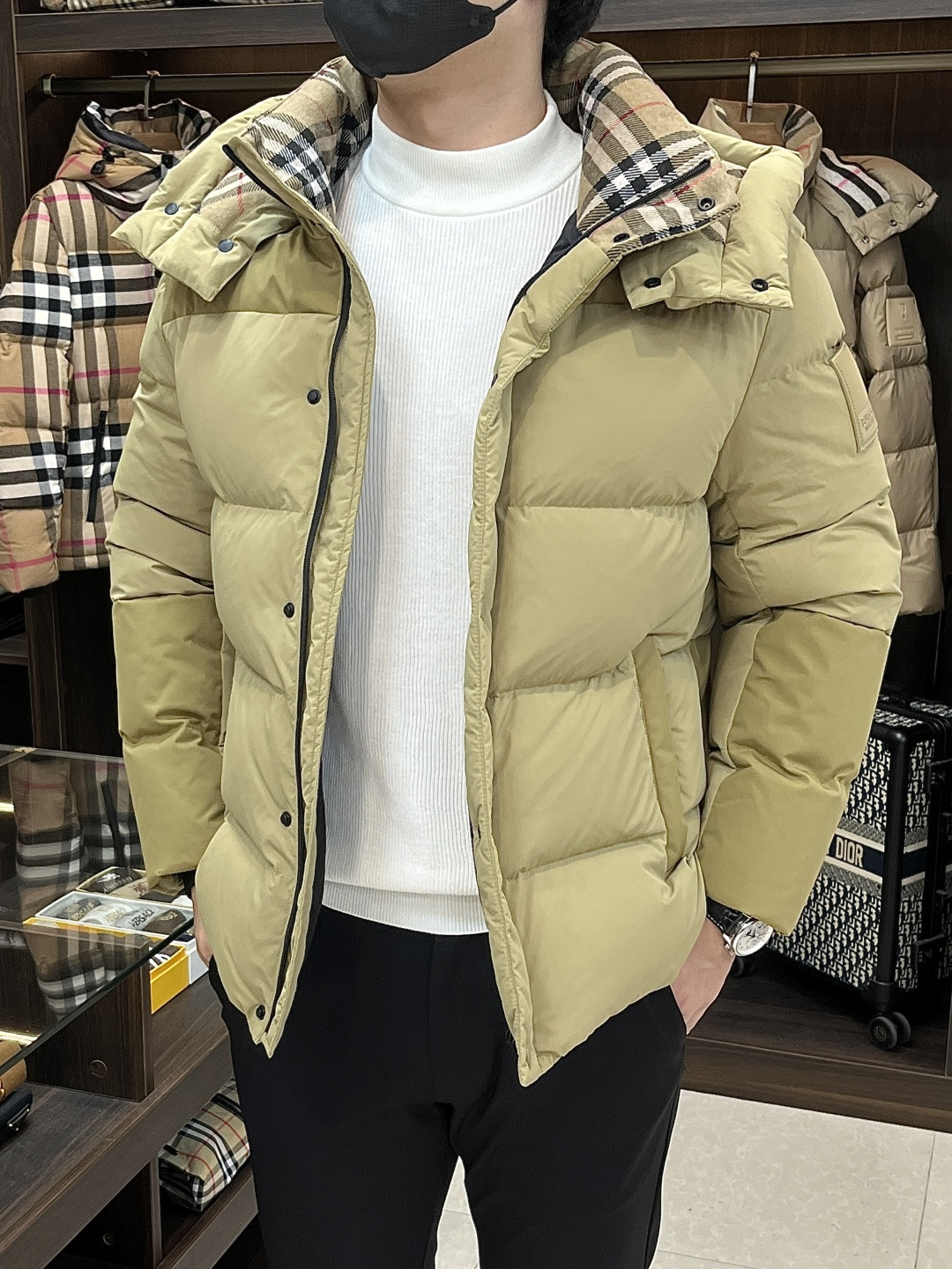 NO:548139,The latest fashion designer down jacket Burberry 2025 is the latest fashion designer down jacket, Burberry hooded down jacket, classic logo on the chest, 90# white goose down filling, details everywhere show the high-end structural tailoring design changes to show the diverse image changes of men, slim and neat, tailoring, meet the popular multi-layered outfits nowadays, and versatile styles of life!  Color black brown color code M-3XL H2025 new model first release, burberry, burberry, jackets & coats, down jacket, hats, alexander wang19860909主推羽绒 Burberry 2025最新款时尚设计师款羽绒外套巴宝莉连帽羽绒服,胸口经典logo爆款羽绒服,90#白鹅绒填充,处处细节显工艺足够的高级结构性剪裁的设计改变来展现男士多样的形象变化,修身利落、剪裁合体,满足时下正流行的多层次穿搭,生活百搭款式！ 颜色黑色 咖色 码数M-3XL H2025新款首发,,burberry,burberry,jackets & coats,down jacket,hats,alexander wang,Men's clothing