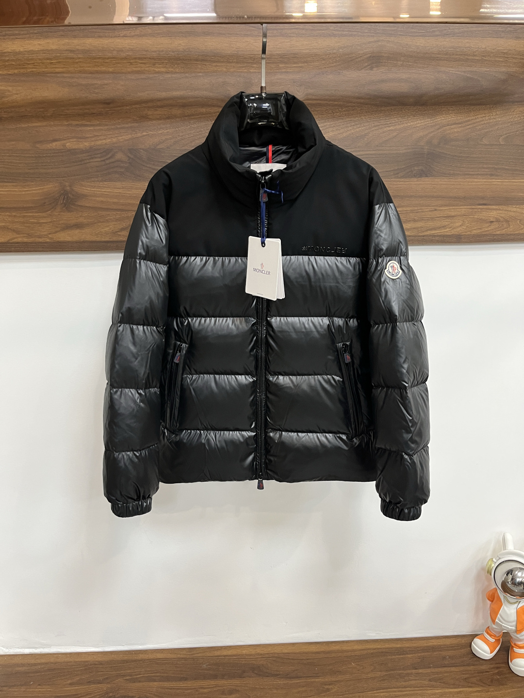 NO:525408,The latest fashion designer down jacket, the latest style of down jacket, the classic logo of the chest, the 90# white goose down jacket, the detailed craftsmanship is sufficiently high-level structural tailoring design changes to show the diverse image changes of men, slim and neat, tailoring, meet the popular multi-layered outfits nowadays, and the versatile style of life!  Color black, code number 1-5 H new model first release, Moncler, jackets & coats, down jacket, alexander wang19860909主推羽绒 Moncler 最新款时尚设计师款羽绒外套蒙口立领羽绒服,胸口经典logo爆款羽绒服,90#白鹅绒填充,处处细节显工艺足够的高级结构性剪裁的设计改变来展现男士多样的形象变化,修身利落、剪裁合体,满足时下正流行的多层次穿搭,生活百搭款式！ 颜色黑色 码数1-5 H新款首发,,Moncler,jackets & coats,down jacket,alexander wang,Men's clothing