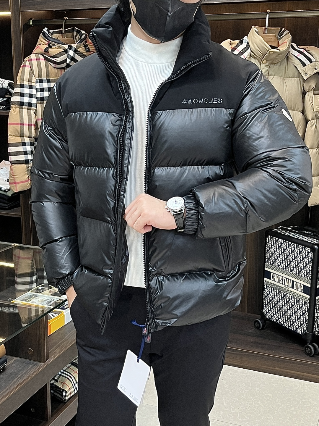 NO:548144,The main recommendation is the down Moncler 2025 latest fashion designer style down jacket with a hooded collar and classic logo on the chest. The down jacket is filled with 90# white goose down. Every detail shows the craftsmanship. The design changes of the advanced structural tailoring are enough to show the diverse image changes of men. The slim fit and tailored fit meet the current popular multi-layered outfits and are versatile styles for life!  Color Black Size 1-5 H2025 new model first release,,Moncler,jackets & coats,down jacket,alexander wang19860909主推羽绒 Moncler 2025最新款时尚设计师款羽绒外套蒙口立领羽绒服,胸口经典logo爆款羽绒服,90#白鹅绒填充,处处细节显工艺足够的高级结构性剪裁的设计改变来展现男士多样的形象变化,修身利落、剪裁合体,满足时下正流行的多层次穿搭,生活百搭款式！ 颜色黑色 码数1-5 H2025新款首发,,Moncler,jackets & coats,down jacket,alexander wang,Men's clothing