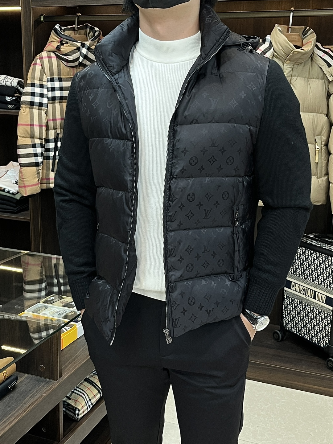 NO:548149,The latest fashion designer down jacket, donkey brand hooded down jacket, detachable wool patchwork down jacket, classic logo on chest, 90# white goose down filling, details everywhere show the high-level structural tailoring design changes to show the diverse image changes of men, slim and neat, tailoring, meet the popular multi-layered outfits nowadays, and versatile styles of life!  Color black code number M-3XL H2025 new model first release, louis vuitton,louis vuitton,jackets & coats,down jacket,hats,alexander wang19860909主推羽绒 LV 2025最新款时尚设计师款羽绒外套驴牌连帽羽绒服,帽可拆羊毛拼接羽绒服,胸口经典logo爆款羽绒服,90#白鹅绒填充,处处细节显工艺足够的高级结构性剪裁的设计改变来展现男士多样的形象变化,修身利落、剪裁合体,满足时下正流行的多层次穿搭,生活百搭款式！ 颜色黑色 码数M-3XL H2025新款首发,,louis vuitton,louis vuitton,jackets & coats,down jacket,hats,alexander wang,Men's clothing