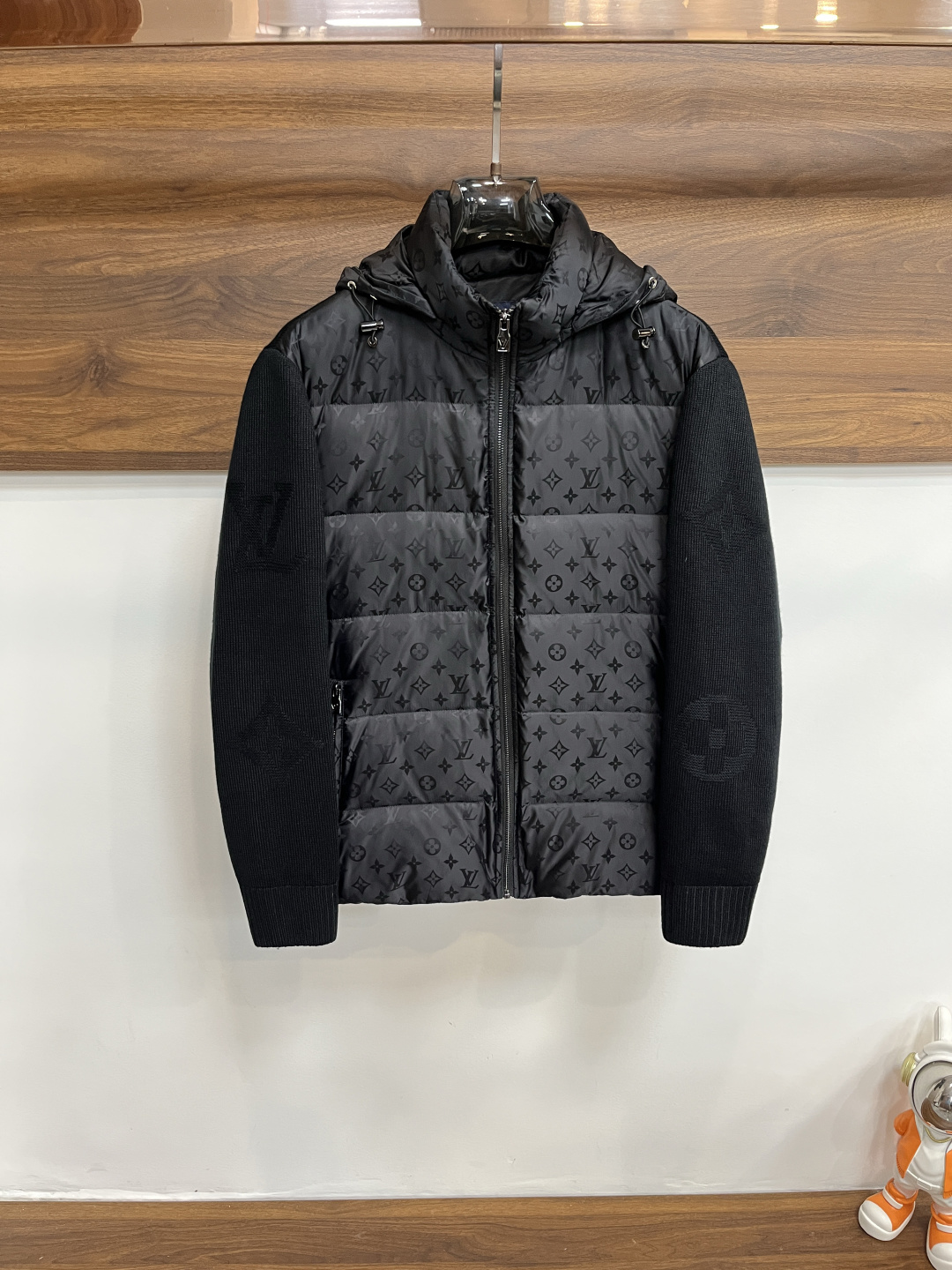 NO:525386,The latest fashion designer down jacket donkey brand hooded down jacket, detachable wool patchwork down jacket, classic logo on chest down jacket, 90# white goose down filling, details everywhere show the high-level structural tailoring design changes to show the diverse image changes of men, slim and neat, tailoring, meet the popular multi-layered outfits nowadays, and versatile styles of life!  Color black code number M-3XL H new model first release, louis vuitton,louis vuitton,jackets & coats,down jacket,hats,alexander wang19860909主推羽绒 LV 最新款时尚设计师款羽绒外套驴牌连帽羽绒服,帽可拆羊毛拼接羽绒服,胸口经典logo爆款羽绒服,90#白鹅绒填充,处处细节显工艺足够的高级结构性剪裁的设计改变来展现男士多样的形象变化,修身利落、剪裁合体,满足时下正流行的多层次穿搭,生活百搭款式！ 颜色黑色 码数M-3XL H新款首发,,louis vuitton,louis vuitton,jackets & coats,down jacket,hats,alexander wang,Men's clothing