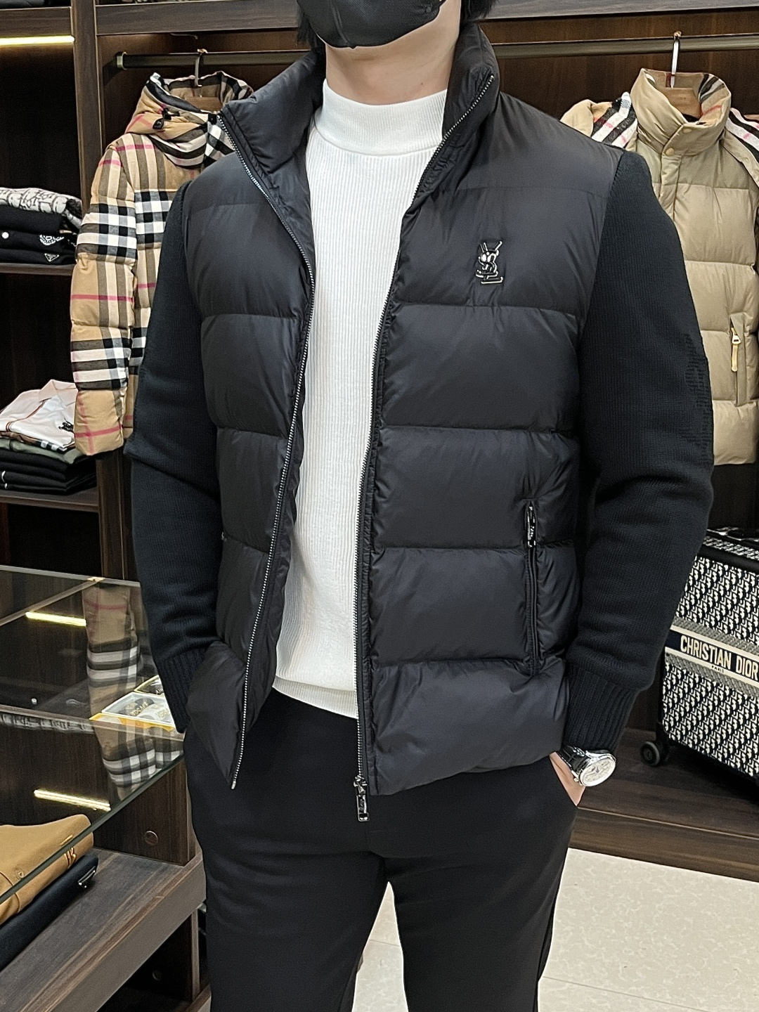 NO:548104,The latest fashion designer down jacket of YSL 2025 is the latest fashion designer down jacket, Saint Laurent stand-collar down jacket, wool spliced ​​down jacket, classic chest logo hot down jacket, 90# white goose down filling, details everywhere show the craftsmanship enough high-level structural tailoring design changes to show the diverse image changes of men, slim and neat, tailoring, meeting the popular multi-layered outfits nowadays, and versatile styles of life!  Color black, code number M-3XL H2025 new model first release, saint laurent, saint laurent, jackets & coats, down jacket, alexander wang19860909主推羽绒 YSL 2025最新款时尚设计师款羽绒外套圣罗兰立领羽绒服,羊毛拼接羽绒服,胸口经典logo爆款羽绒服,90#白鹅绒填充,处处细节显工艺足够的高级结构性剪裁的设计改变来展现男士多样的形象变化,修身利落、剪裁合体,满足时下正流行的多层次穿搭,生活百搭款式！ 颜色黑色 码数M-3XL H2025新款首发,,saint laurent,saint laurent,jackets & coats,down jacket,alexander wang,Men's clothing