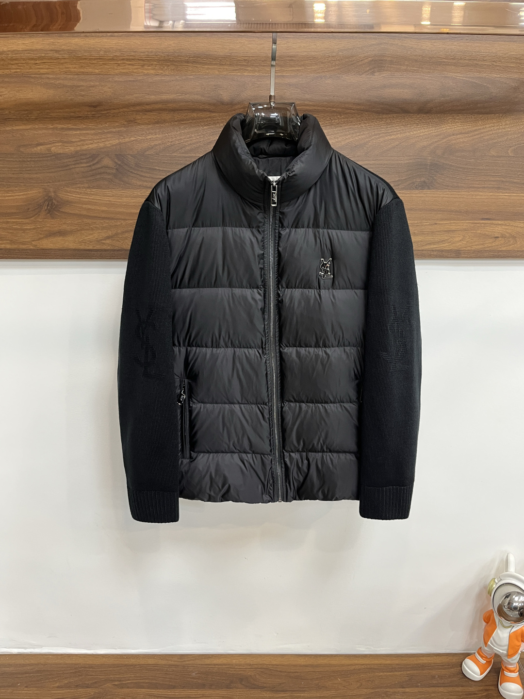 NO:597285,Mainly recommend down YSL 2025 latest fashion designer down jacket Saint Laurent stand-collar down jacket, wool spliced ​​down jacket, popular down jacket with classic logo on the chest, 90# white goose down filling, every detail shows craftsmanship, enough advanced structural tailoring design changes to show men's diverse image changes, slim fit, tailoring, to meet the current popular multi-layered wear, versatile style for life!  Color black Size M-3XL H2025 new model first release, saint laurent, saint laurent, jackets & coats, down jacket, alexander wang19860909主推羽绒 YSL 2025最新款时尚设计师款羽绒外套圣罗兰立领羽绒服,羊毛拼接羽绒服,胸口经典logo爆款羽绒服,90#白鹅绒填充,处处细节显工艺足够的高级结构性剪裁的设计改变来展现男士多样的形象变化,修身利落、剪裁合体,满足时下正流行的多层次穿搭,生活百搭款式！ 颜色黑色 码数M-3XL H2025新款首发,,saint laurent,saint laurent,jackets & coats,down jacket,alexander wang,Men's clothing