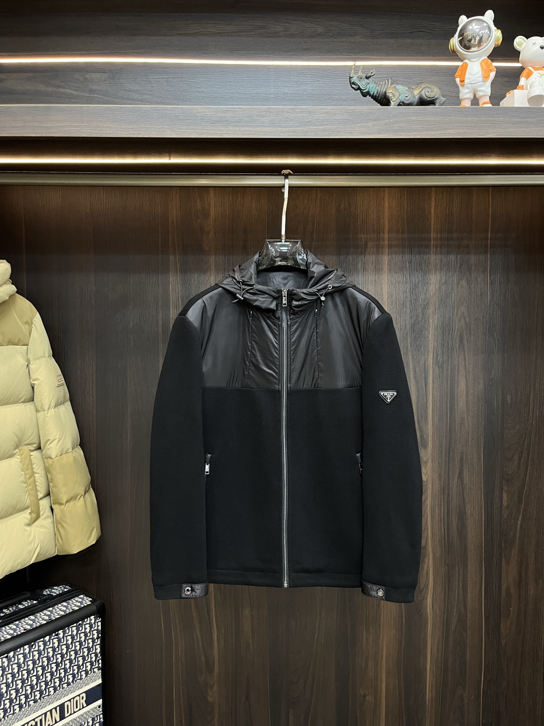 NO:565333,The main recommendation is Prada's latest fashion designer down jacket, Prada hooded wool jacket, wool splicing jacket, every detail shows craftsmanship, and the design changes of advanced structural tailoring are enough to show men's diverse image changes. They are slim and neat, and tailored to meet the current popular multi-layered outfits and versatile styles for life!  Color black Size M-3XL H new model debut, prada, prada, jackets & coats, down jacket, hats, alexander wang19860909主推 Prada 最新款时尚设计师款羽绒外套普拉达连帽羊毛外套,羊毛拼接外套,处处细节显工艺足够的高级结构性剪裁的设计改变来展现男士多样的形象变化,修身利落、剪裁合体,满足时下正流行的多层次穿搭,生活百搭款式！ 颜色黑色 码数M-3XL H新款首发,,prada,prada,jackets & coats,down jacket,hats,alexander wang,Men's clothing