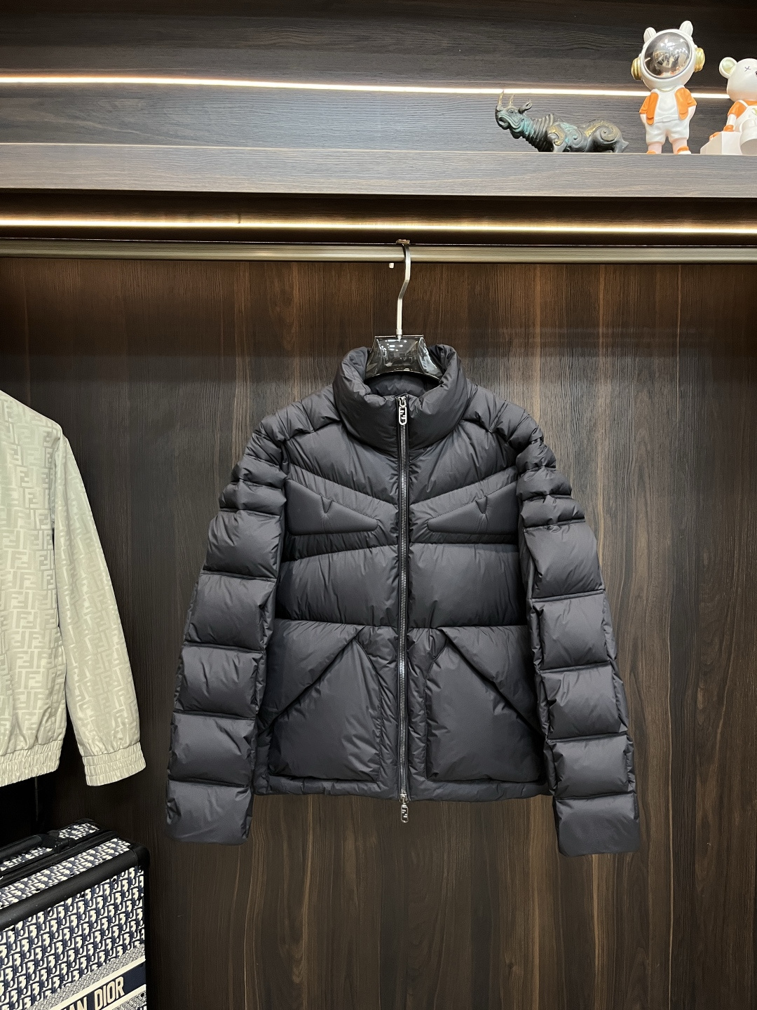 NO:573672,Mainly recommending down Fendi 2025 latest fashion designer down jacket Fendi stand-up collar down jacket, popular down jacket with classic logo on the chest, 90# white goose down filling, every detail shows craftsmanship, enough advanced structural tailoring design changes to show men's diverse image changes, slim fit, tailoring, to meet the current popular multi-layered outfits, versatile styles for life!  Color black Size M-3XL H2025 new model first release, fendi, fendi, jackets & coats, down jacket, alexander wang19860909主推羽绒 Fendi 2025最新款时尚设计师款羽绒外套芬迪立领羽绒服,胸口经典logo爆款羽绒服,90#白鹅绒填充,处处细节显工艺足够的高级结构性剪裁的设计改变来展现男士多样的形象变化,修身利落、剪裁合体,满足时下正流行的多层次穿搭,生活百搭款式！ 颜色黑色 码数M-3XL H2025新款首发,,fendi,fendi,jackets & coats,down jacket,alexander wang,Men's clothing