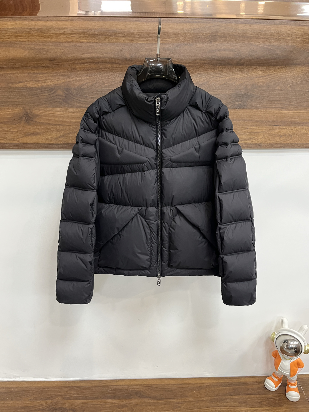 NO:597288,Mainly recommending down Fendi 2025 latest fashion designer down jacket Fendi stand collar down jacket, popular down jacket with classic logo on the chest, 90# white goose down filling, every detail shows craftsmanship, enough advanced structural tailoring design changes to show men's diverse image changes, slim fit, tailoring, to meet the current popular multi-layered outfits, versatile style for life!  Color black Size M-3XL H2025 new model first release, fendi, fendi, jackets & coats, down jacket, alexander wang19860909主推羽绒 Fendi 2025最新款时尚设计师款羽绒外套芬迪立领羽绒服,胸口经典logo爆款羽绒服,90#白鹅绒填充,处处细节显工艺足够的高级结构性剪裁的设计改变来展现男士多样的形象变化,修身利落、剪裁合体,满足时下正流行的多层次穿搭,生活百搭款式！ 颜色黑色 码数M-3XL H2025新款首发,,fendi,fendi,jackets & coats,down jacket,alexander wang,Men's clothing