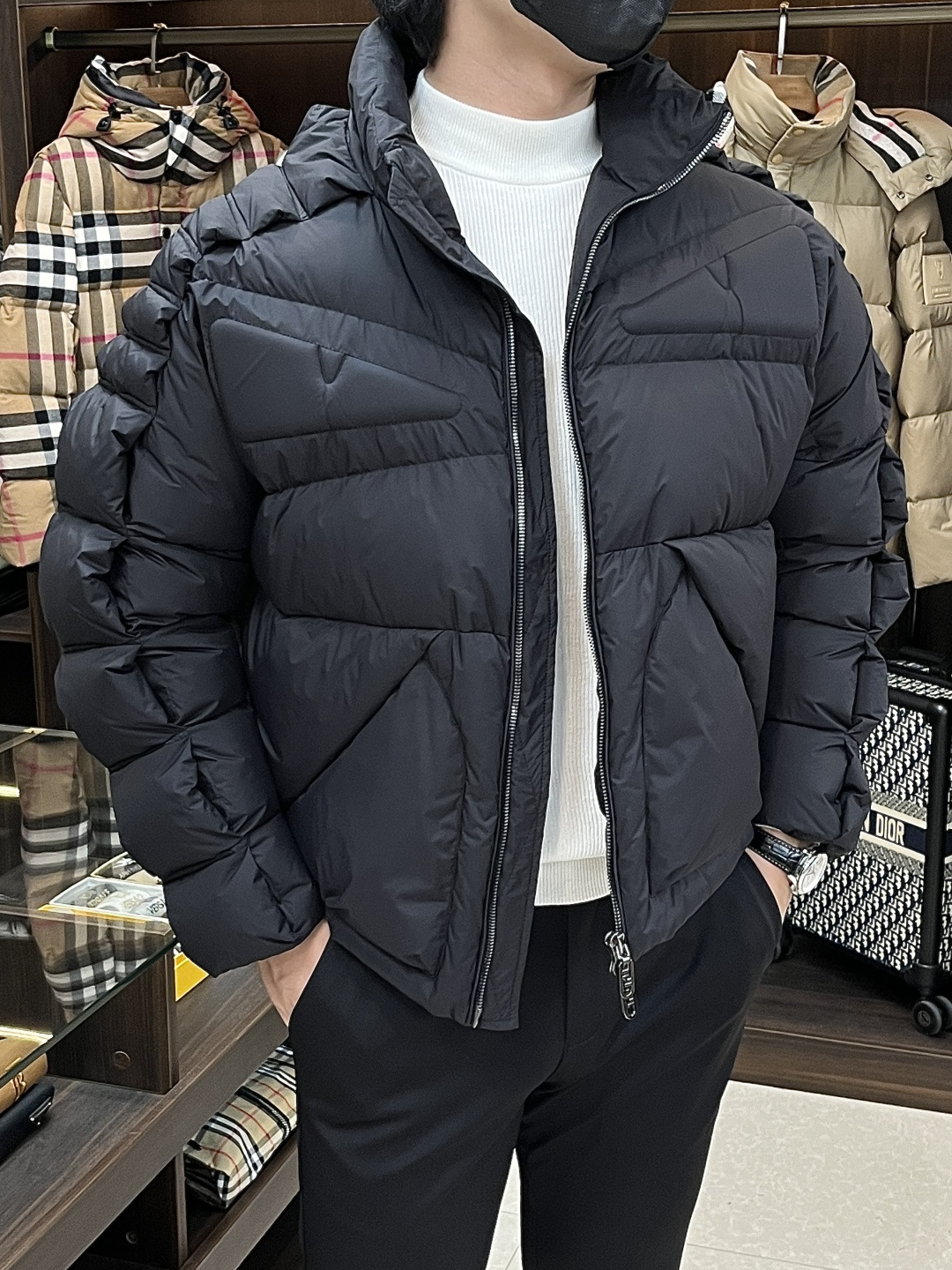 NO:548109,The latest fashion designer down jacket Fendi 2025 is the latest fashion designer down jacket, a classic logo on the chest, a 90# ​​white goose down jacket, a detailed and full of details, with sufficient high-end structural tailoring design changes to show the diverse image changes of men, slim and neat, tailoring, meeting the popular multi-layered outfits nowadays, and versatile styles of life!  Color black code number M-3XL H2025 new model first release, fendi, fendi, jackets & coats, down jacket, alexander wang19860909主推羽绒 Fendi 2025最新款时尚设计师款羽绒外套芬迪立领羽绒服,胸口经典logo爆款羽绒服,90#白鹅绒填充,处处细节显工艺足够的高级结构性剪裁的设计改变来展现男士多样的形象变化,修身利落、剪裁合体,满足时下正流行的多层次穿搭,生活百搭款式！ 颜色黑色 码数M-3XL H2025新款首发,,fendi,fendi,jackets & coats,down jacket,alexander wang,Men's clothing