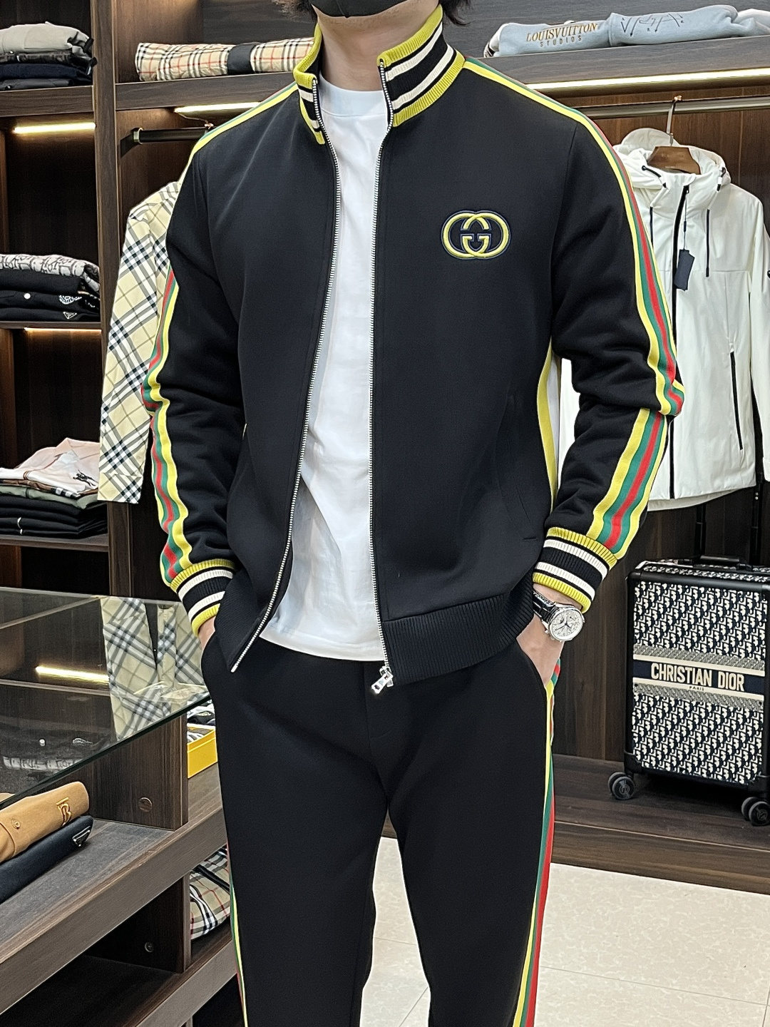 NO:531957,The main recommendation is Gucci Ss's new autumn model to release Gucci sweatshirt suit, autumn hot set!  Wearing it is comfortable and slim, lazy and casual, combined with clean and simple colors, it is particularly pleasing to look at, suitable for daily wear~ welcoming sports items embellished with vitality prints to welcome the arrival of the warm season. The new model of size M-3XL H is launched, gucci, gucci, hoodie, sweatshirts, alexander wang19860909主推 Gucci ss秋季新款发布古驰卫衣套装,秋季爆款套装！穿上就是舒适自在又显瘦的存在,慵懒而随性,结合干净简单的色系就特别耐看,适合日常穿着~倾情推出缀饰活力印花的运动单品,迎接温暖季节的到来. 尺码M-3XL H新款首发,,gucci,gucci,hoodie,sweatshirts,alexander wang,Men's clothing