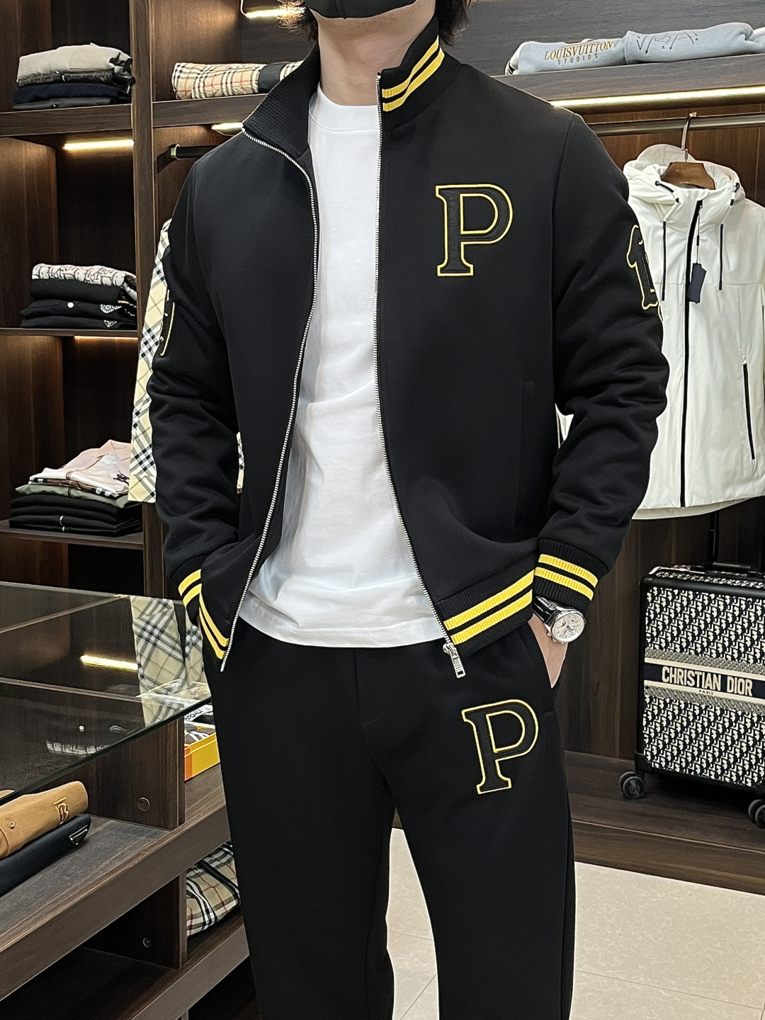 NO:531960,The main recommendation PP 1995ss autumn new model released Philip squirrel set, autumn hot set!  Wearing it is comfortable and slim, lazy and casual, combined with clean and simple colors, it is particularly pleasing to look at, suitable for daily wear~ welcoming sports items embellished with vitality prints to welcome the arrival of the warm season. The new model of size M-3XL H is launched, PHILIPP PLEIN, hoodie, sweatshirts, alexander wang19860909主推 PP 1995ss秋季新款发布菲利普卫衣套装,秋季爆款套装！穿上就是舒适自在又显瘦的存在,慵懒而随性,结合干净简单的色系就特别耐看,适合日常穿着~倾情推出缀饰活力印花的运动单品,迎接温暖季节的到来. 尺码M-3XL H新款首发,,PHILIPP PLEIN,hoodie,sweatshirts,alexander wang,Men's clothing