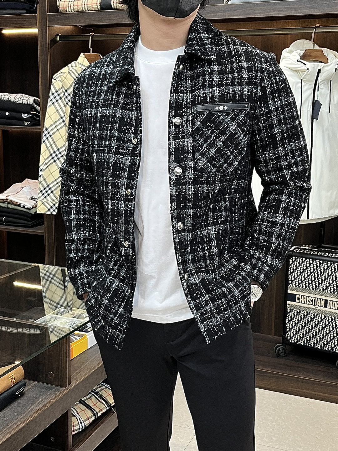 NO:531963,The main recommendation is the new LV 2025ss autumn style. The donkey lapel jacket is released, and the autumn popular wool jacket is comfortable and comfortable and slim. It is lazy and casual, combined with clean and simple colors, which is particularly pleasing to the eye. It is suitable for daily wear~ I love to launch sports items embellished with vitality prints, fashionable and quality life!  Size M-3XL H2025 new model first release, louis vuitton,louis vuitton,jackets & coats,jackets & coats,alexander wang19860909主推 LV 2025ss秋季新款发布驴牌翻领夹克外套,秋季爆款羊毛外套外套,穿上就是舒适自在又显瘦的存在,慵懒而随性,结合干净简单的色系就特别耐看,适合日常穿着~倾情推出缀饰活力印花的运动单品,时尚品质生活！ 尺码M-3XL H2025新款首发,,louis vuitton,louis vuitton,jackets & coats,jackets & coats,alexander wang,Men's clothing