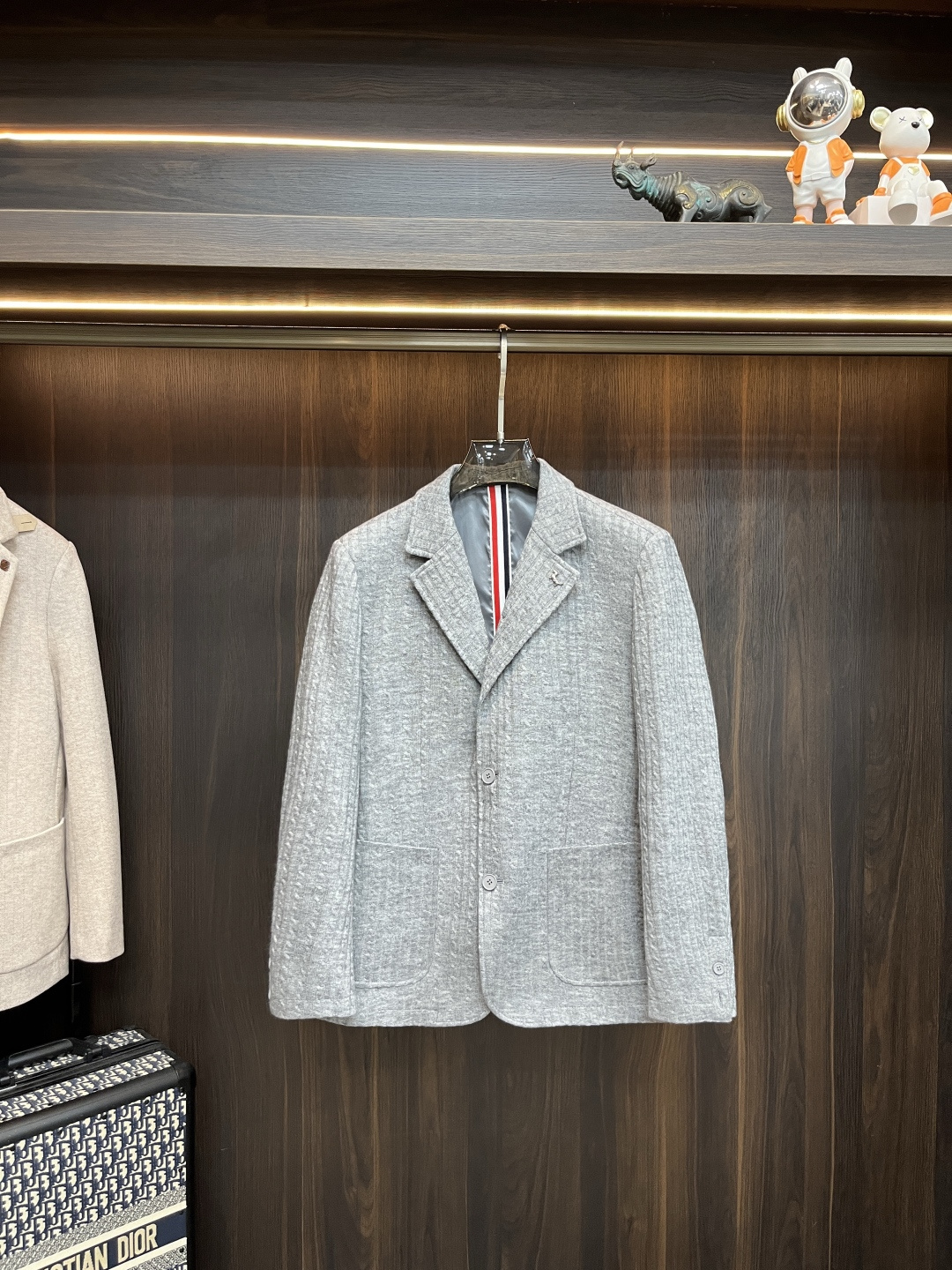 NO:527754,The main recommendation is the new autumn style of TB ss. The Tom Brown Suit Jacket is a popular autumn wool suit jacket. It is comfortable and comfortable to wear. It is lazy and casual, combined with clean and simple colors, which is particularly pleasing to look at. It is suitable for daily wear. It is full of enthusiasm to launch sports items embellished with vitality prints, fashionable and quality life!  Size M-3XL H new model first release, thom brown, jackets & coats, jackets & coats, business suit, alexander wang19860909主推 TB ss秋季新款发布汤姆布朗西装夹克外套,秋季爆款羊毛西装外套外套,穿上就是舒适自在又显瘦的存在,慵懒而随性,结合干净简单的色系就特别耐看,适合日常穿着~倾情推出缀饰活力印花的运动单品,时尚品质生活！ 尺码M-3XL H新款首发,,thom browne,jackets & coats,jackets & coats,business suit,alexander wang,Men's clothing