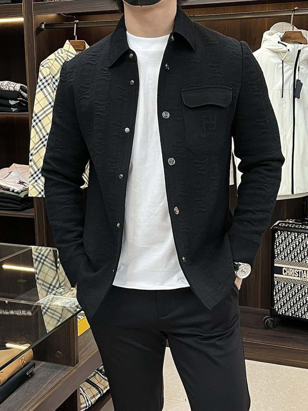 NO:525394,The main recommendation is the new Fendi ss autumn style released. The hot wool knitted jacket is a comfortable and comfortable slim jacket. It is lazy and casual. It is combined with clean and simple colors and is particularly durable and suitable for daily wear. It is passionately launched sports items embellished with vitality prints, fashionable and quality life!  Size M-3XL H new model first release, fendi, fendi, jackets & coats, jackets & coats, alexander wang19860909主推 Fendi ss秋季新款发布芬迪翻领夹克外套,秋季爆款羊毛针织外套外套,穿上就是舒适自在又显瘦的存在,慵懒而随性,结合干净简单的色系就特别耐看,适合日常穿着~倾情推出缀饰活力印花的运动单品,时尚品质生活！ 尺码M-3XL H新款首发,,fendi,fendi,jackets & coats,jackets & coats,alexander wang,Men's clothing