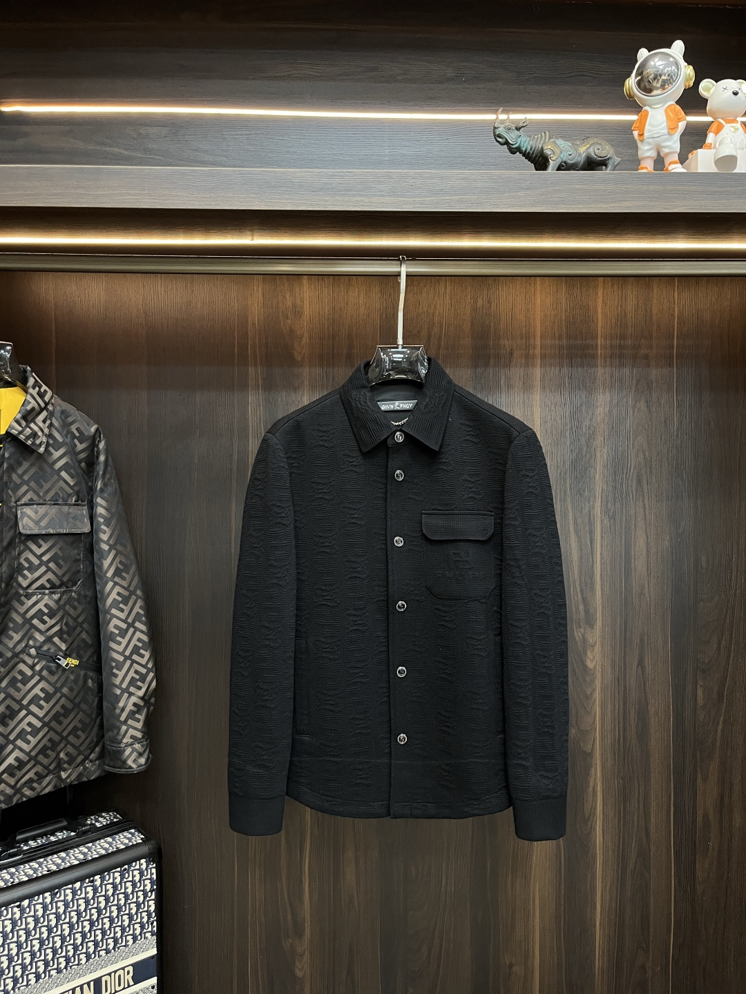 NO:528706,The main recommendation is Fendi 2025ss autumn new style released. Fendi lapel jacket, a hot autumn wool knitted jacket, which makes you feel comfortable and slim when worn. It is lazy and casual, combined with clean and simple colors, which is particularly pleasing to the eye, suitable for daily wear~ I love to launch sports items embellished with vitality prints, fashionable and quality life!  Size M-3XL H2025 new model first release, fendi, fendi, jackets & coats, jackets & coats, alexander wang19860909主推 Fendi 2025ss秋季新款发布芬迪翻领夹克外套,秋季爆款羊毛针织外套外套,穿上就是舒适自在又显瘦的存在,慵懒而随性,结合干净简单的色系就特别耐看,适合日常穿着~倾情推出缀饰活力印花的运动单品,时尚品质生活！ 尺码M-3XL H2025新款首发,,fendi,fendi,jackets & coats,jackets & coats,alexander wang,Men's clothing