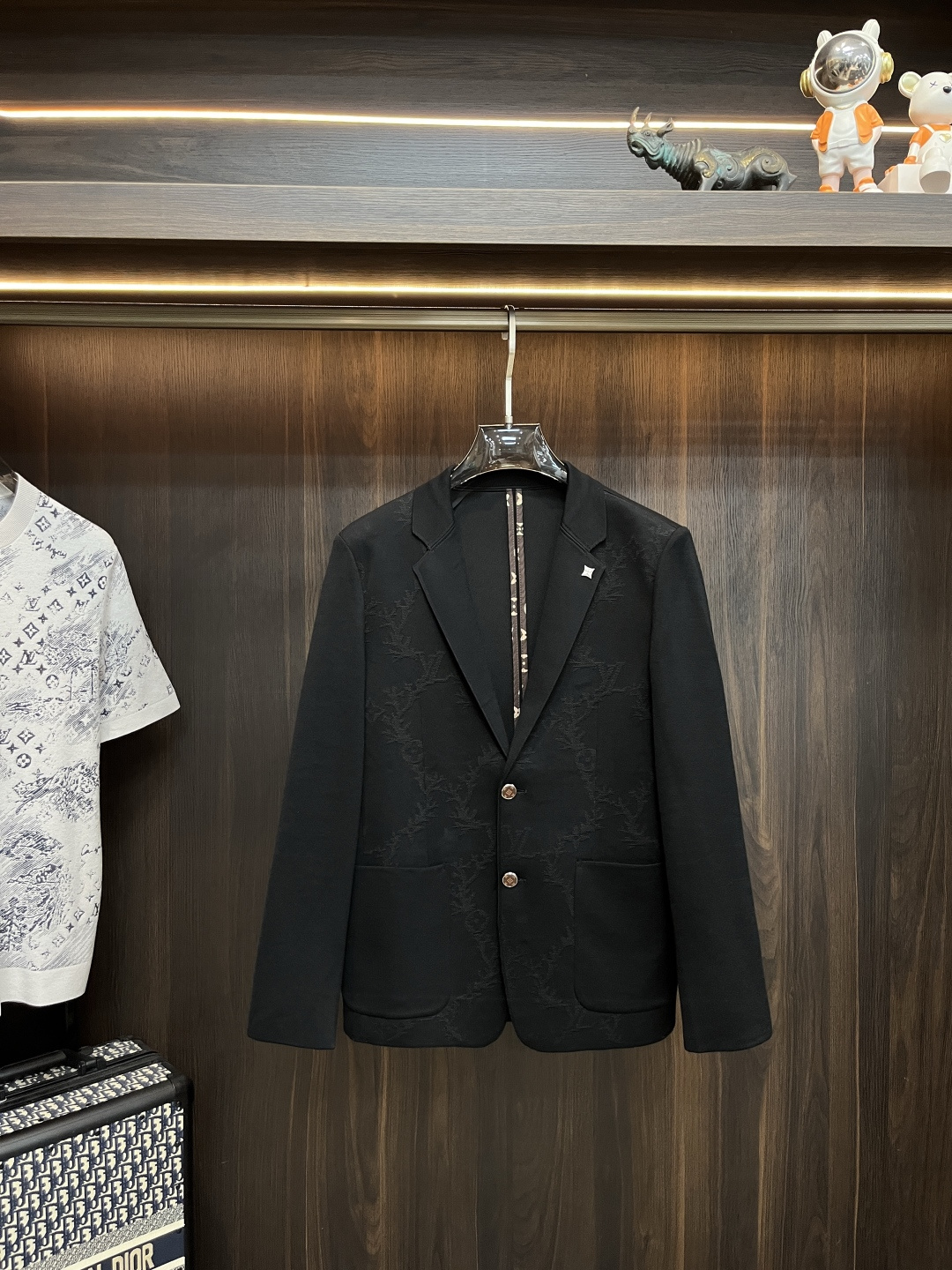 NO:528709,The main recommendation is the new LV 2025ss autumn style. The donkey suit jacket is released, and the hot wool knitted jacket is comfortable and comfortable to wear. It is lazy and casual, combined with clean and simple colors, which is particularly pleasing to look at. It is suitable for daily wear~ I love to launch sports items embellished with vitality prints, fashionable and quality life!  Size M-3XL H2025 new model first release, louis vuitton,louis vuitton,jackets & coats,jackets & coats,business suit,alexander wang19860909主推 LV 2025ss秋季新款发布驴牌西装夹克外套,秋季爆款羊毛针织外套外套,穿上就是舒适自在又显瘦的存在,慵懒而随性,结合干净简单的色系就特别耐看,适合日常穿着~倾情推出缀饰活力印花的运动单品,时尚品质生活！ 尺码M-3XL H2025新款首发,,louis vuitton,louis vuitton,jackets & coats,jackets & coats,business suit,alexander wang,Men's clothing