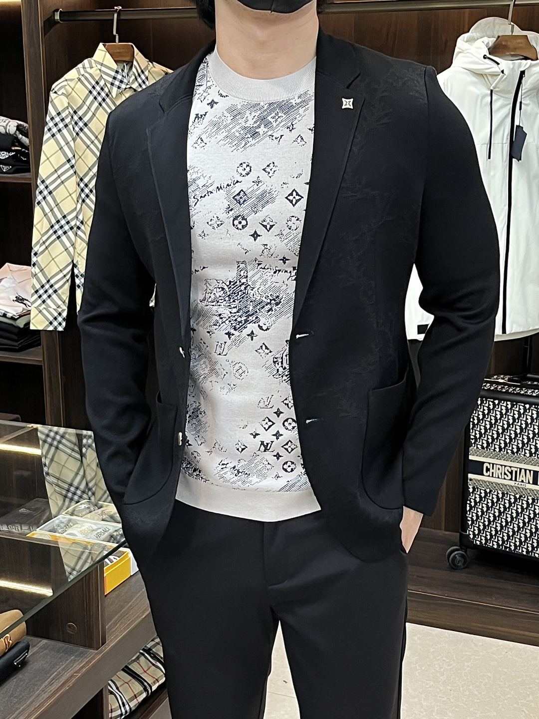 NO:525397,The main recommendation is the new LV ss autumn style. The new donkey suit jacket is released, and the popular wool knitted jacket in autumn. It is comfortable and comfortable to wear. It is lazy and casual, combined with clean and simple colors, which is particularly pleasing to the eye. It is suitable for daily wear. It is full of enthusiasm to launch sports items embellished with vitality prints, fashionable and quality life!  Size M-3XL H new model first release, louis vuitton,louis vuitton,jackets & coats,jackets & coats,business suit,alexander wang19860909主推 LV ss秋季新款发布驴牌西装夹克外套,秋季爆款羊毛针织外套外套,穿上就是舒适自在又显瘦的存在,慵懒而随性,结合干净简单的色系就特别耐看,适合日常穿着~倾情推出缀饰活力印花的运动单品,时尚品质生活！ 尺码M-3XL H新款首发,,louis vuitton,louis vuitton,jackets & coats,jackets & coats,business suit,alexander wang,Men's clothing