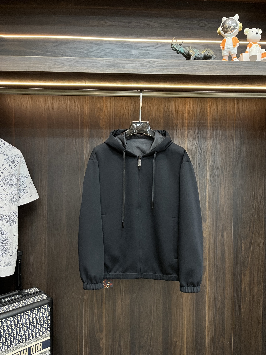 NO:528712,The main recommendation is the new Autumn LV 2025ss new donkey brand hooded jacket jacket, wearing double-sided autumn jackets, which makes you feel comfortable and slim when worn. It is lazy and casual, combined with clean and simple colors, which is particularly pleasing to the eye, suitable for daily wear~ I love to launch sports items embellished with vitality prints, fashionable and quality life!  Size M-3XL H2025 new model first release, louis vuitton,louis vuitton,jackets & coats,jackets & coats,hats,alexander wang19860909主推 LV 2025ss秋季新款发布驴牌连帽夹克外套,双面穿秋季爆款外套外套,穿上就是舒适自在又显瘦的存在,慵懒而随性,结合干净简单的色系就特别耐看,适合日常穿着~倾情推出缀饰活力印花的运动单品,时尚品质生活！ 尺码M-3XL H2025新款首发,,louis vuitton,louis vuitton,jackets & coats,jackets & coats,hats,alexander wang,Men's clothing