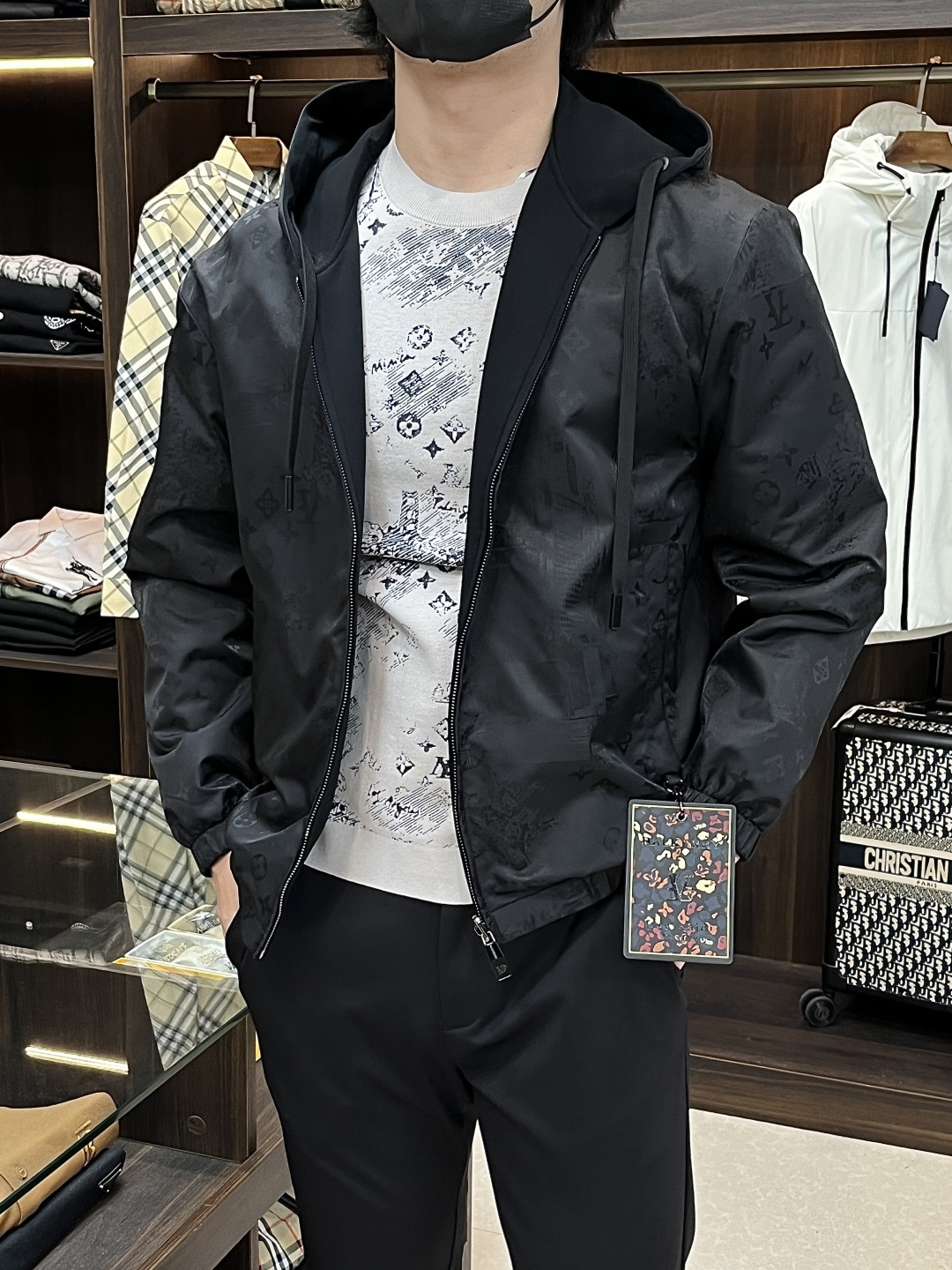 NO:526542,The main recommendation is the new Autumn LV 2025ss new donkey brand hooded jacket jacket, wearing double-sided autumn jackets, which makes you feel comfortable and slim when worn. It is lazy and casual, combined with clean and simple colors, which is particularly pleasing to the eye, suitable for daily wear~ I love to launch sports items embellished with vitality prints, fashionable and quality life!  Size M-3XL H2025 new model first release, louis vuitton,louis vuitton,jackets & coats,jackets & coats,hats,alexander wang19860909主推 LV 2025ss秋季新款发布驴牌连帽夹克外套,双面穿秋季爆款外套外套,穿上就是舒适自在又显瘦的存在,慵懒而随性,结合干净简单的色系就特别耐看,适合日常穿着~倾情推出缀饰活力印花的运动单品,时尚品质生活！ 尺码M-3XL H2025新款首发,,louis vuitton,louis vuitton,jackets & coats,jackets & coats,hats,alexander wang,Men's clothing