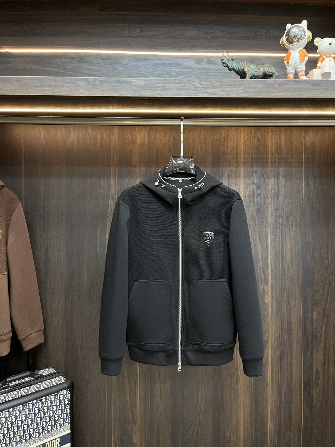 NO:528715,The main recommendation is Burberry 2025ss autumn new style released Burberry hooded jacket, a hot autumn pure cotton knitted jacket, which makes you feel comfortable and slim when worn. It is lazy and casual, combined with clean and simple colors, which is particularly pleasing to the eye, suitable for daily wear~ I love to launch sports items embellished with vitality prints, fashionable and quality life!  Size M-3XL H2025 new model first launch, burberry, burberry, jackets & coats, jackets & coats, hats, alexander wang19860909主推 Burberry 2025ss秋季新款发布巴宝莉连帽夹克外套,秋季爆款纯棉针织外套,穿上就是舒适自在又显瘦的存在,慵懒而随性,结合干净简单的色系就特别耐看,适合日常穿着~倾情推出缀饰活力印花的运动单品,时尚品质生活！ 尺码M-3XL H2025新款首发,,burberry,burberry,jackets & coats,jackets & coats,hats,alexander wang,Men's clothing