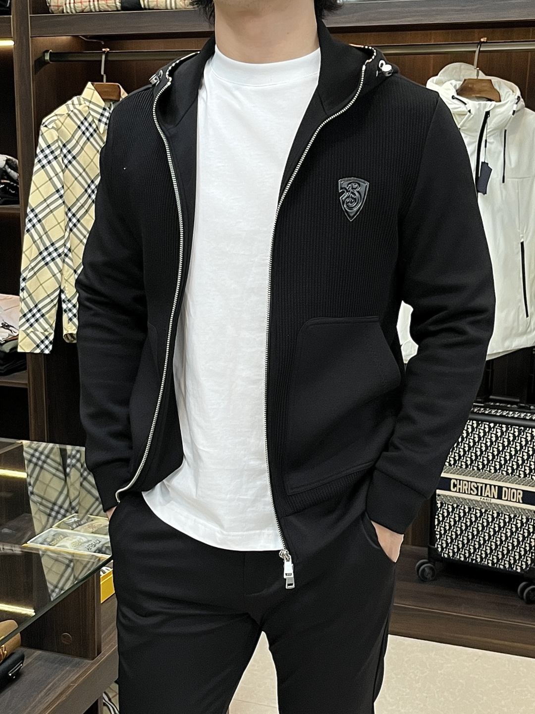 NO:525400,The main recommendation is Burberry Ss's new autumn style to release Burberry hooded jacket, a hot autumn pure cotton knitted jacket, which makes you feel comfortable and slim when worn. It is lazy and casual, combined with clean and simple colors, which is particularly pleasing to the eye, suitable for daily wear~ I love to launch sports items embellished with vitality prints, fashionable and quality life!  Size M-3XL H new model first launch, burberry, burberry, jackets & coats, jackets & coats, hats, alexander wang19860909主推 Burberry ss秋季新款发布巴宝莉连帽夹克外套,秋季爆款纯棉针织外套,穿上就是舒适自在又显瘦的存在,慵懒而随性,结合干净简单的色系就特别耐看,适合日常穿着~倾情推出缀饰活力印花的运动单品,时尚品质生活！ 尺码M-3XL H新款首发,,burberry,burberry,jackets & coats,jackets & coats,hats,alexander wang,Men's clothing