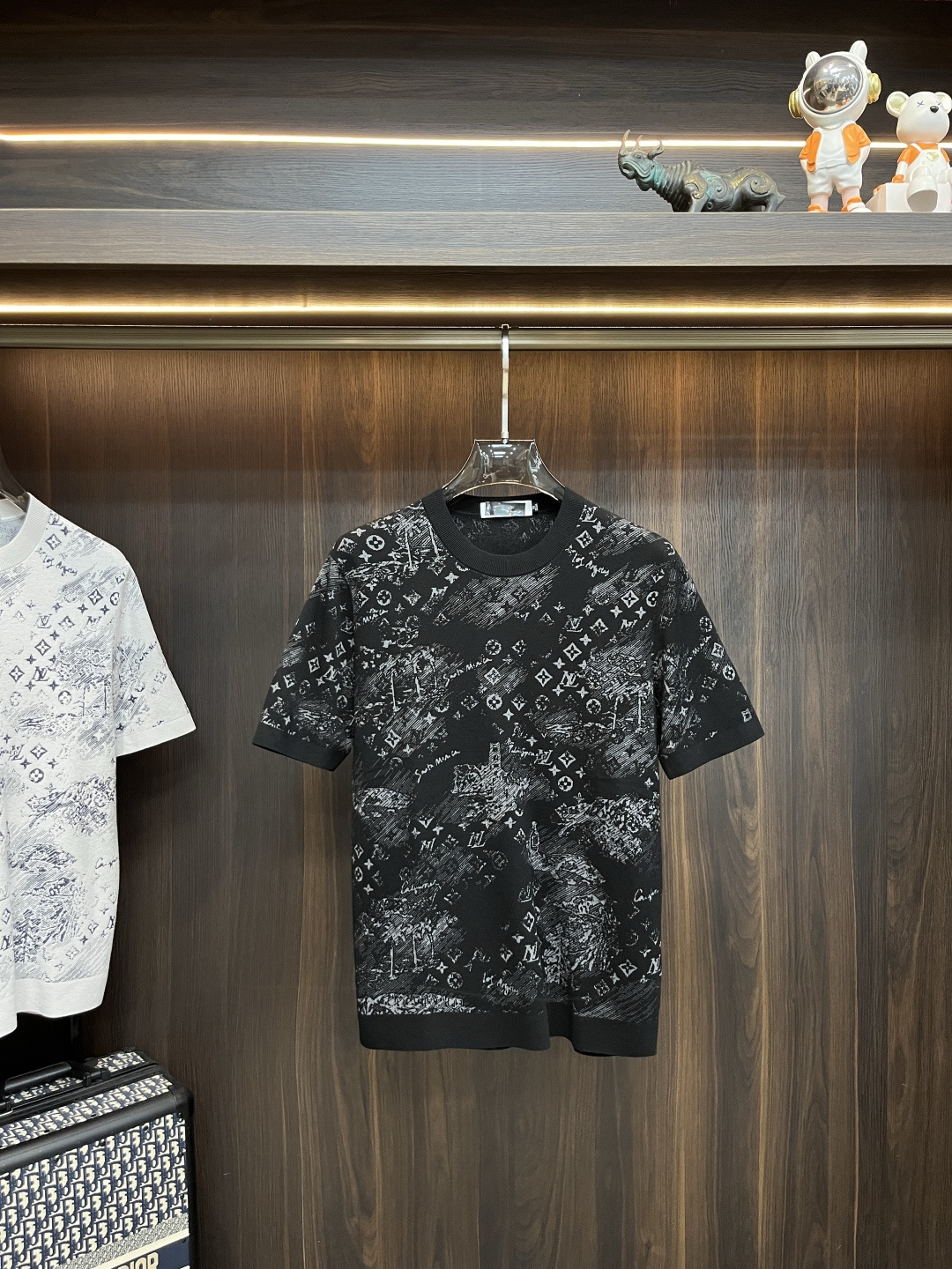 NO:528718,The main recommendation is the new LV 2025ss autumn model. The new donkey brand autumn and winter thick knitted short sleeves, Tiansi mulberry silk fabric, color weaving technology, autumn hot knitted round neck short sleeves, which makes you comfortable and slim when worn. It is lazy and casual, combined with clean and simple colors, it is particularly pleasing to look at and suitable for daily wear~ I love to launch sports items embellished with vitality prints, fashionable and quality life!  Size M-3XL H2025 new model first release, louis vuitton,louis vuitton,t-shirt,alexander wang19860909主推 LV 2025ss秋季新款发布驴牌秋冬加厚针织短袖,天丝桑蚕丝面料,色织工艺,秋季爆款针织圆领短袖,穿上就是舒适自在又显瘦的存在,慵懒而随性,结合干净简单的色系就特别耐看,适合日常穿着~倾情推出缀饰活力印花的运动单品,时尚品质生活！ 尺码M-3XL H2025新款首发,,louis vuitton,louis vuitton,T-shirt,alexander wang,Men's clothing