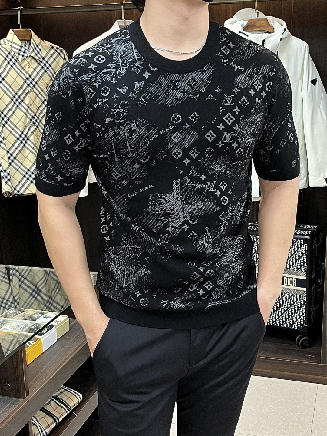 NO:525402,The main recommendation is the new LV ss autumn style. The new style of the autumn and winter release of donkey brand thick knitted short sleeves, Tiansi mulberry silk fabric, color weaving technology, autumn hot knitted round neck short sleeves, which makes you comfortable and slim when worn. It is lazy and casual, combined with clean and simple colors, it is particularly durable and suitable for daily wear. It is passionately launched sports items embellished with vitality printing, fashionable and quality life!  Size M-3XL H new model first launch, louis vuitton,louis vuitton,t-shirt,alexander wang19860909主推 LV ss秋季新款发布驴牌秋冬加厚针织短袖,天丝桑蚕丝面料,色织工艺,秋季爆款针织圆领短袖,穿上就是舒适自在又显瘦的存在,慵懒而随性,结合干净简单的色系就特别耐看,适合日常穿着~倾情推出缀饰活力印花的运动单品,时尚品质生活！ 尺码M-3XL H新款首发,,louis vuitton,louis vuitton,T-shirt,alexander wang,Men's clothing