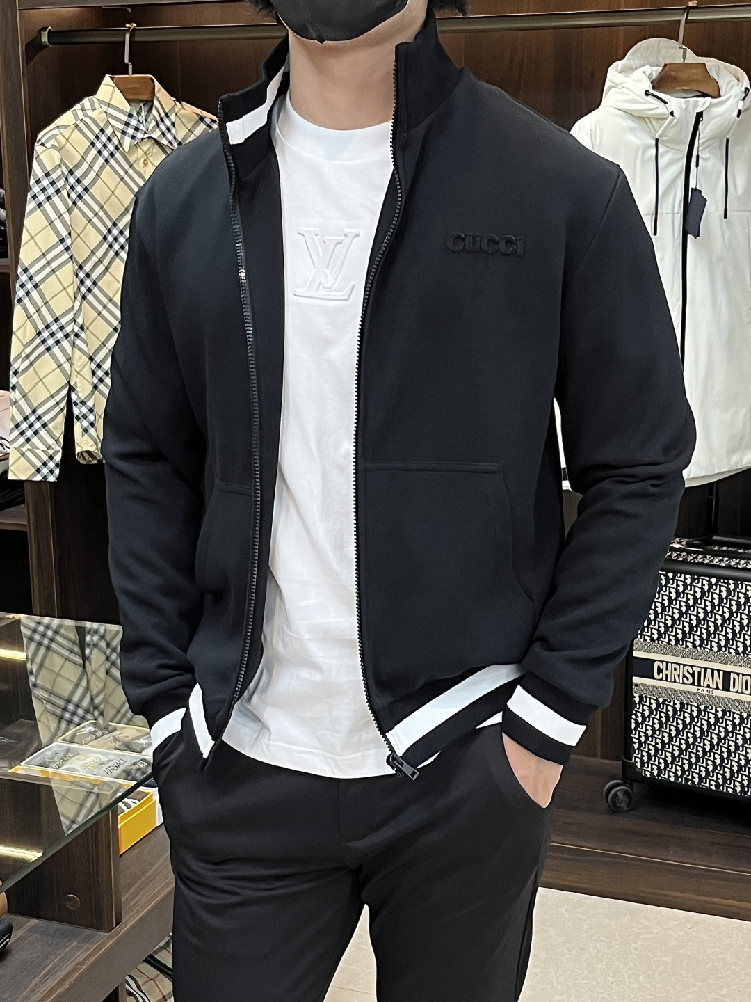 NO:525353,The main recommendation is Gucci 25SS new jersey zipper jacket. Gucci black craftsmanship interprets the exquisite zipper jacket with a sense of early autumn atmosphere. The simple and unpretentious colors are matched with complex internal structure and low-key and restrained details, which are simple but not simple. This regular-style zipper jacket is craftsmanship-made with black jersey fabrics, cleverly incorporates Gucci embroidery and striped rib piping, making the entire design more charming. (The same suit trousers are released later) S M L XL H new model debut, gucci, gucci, jackets & coats, alexander wang19860909主推 Gucci 25SS新款平纹针织拉链夹克,古驰黑色匠心演绎早秋氛围感满溢的精致拉链夹克,朴实无华的色彩搭配复杂的内部构造和低调内敛的细节,简约而不简单.这款常规版型拉链夹克以黑色平纹针织面料匠心打造,巧妙融入Gucci刺绣和条纹罗纹滚边,令整个设计魅力更显.(同款套装长裤后续上新) 码数S M L XL H新款首发,,gucci,gucci,jackets & coats,alexander wang,Men's clothing