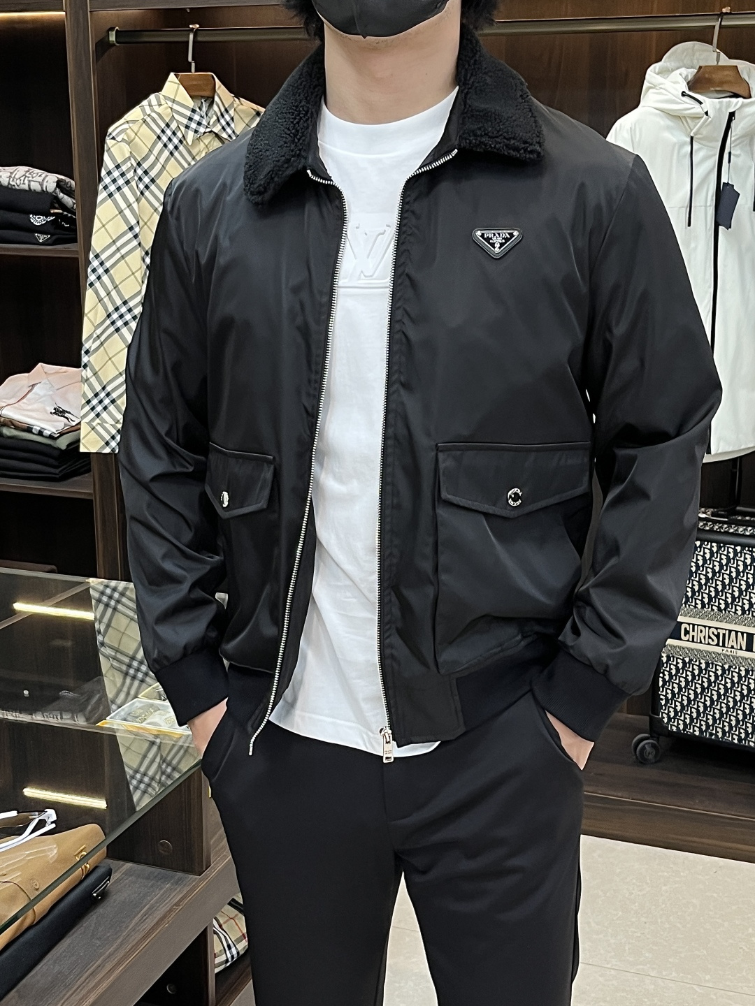 NO:525356,The main recommendation is the Prada 25SS new fur collar triangular micro-label jacket. This jacket is made of recycled nylon fabric. The collar is furry, the front chest is decorated with triangular micro-labels, and two large pocket bags. The style is very unique and novel, with a great sense of class, and the upper body effect is huge and beautiful, highly recommended!  Number of codes 46 48 50 52 H new model first release, prada, prada, jackets & coats, jackets & coats, alexander wang19860909主推 Prada 25SS新款毛毛领三角微标夹克外套,普拉达这款夹克采用再生尼龙面料制作而成,领子采用毛毛设计,前胸饰有三角微标,两大兜袋,款式非常独特新颖,档次感超赞,上身效果巨好看,强烈推荐！ 码数46 48 50 52 H新款首发,,prada,prada,jackets & coats,jackets & coats,alexander wang,Men's clothing