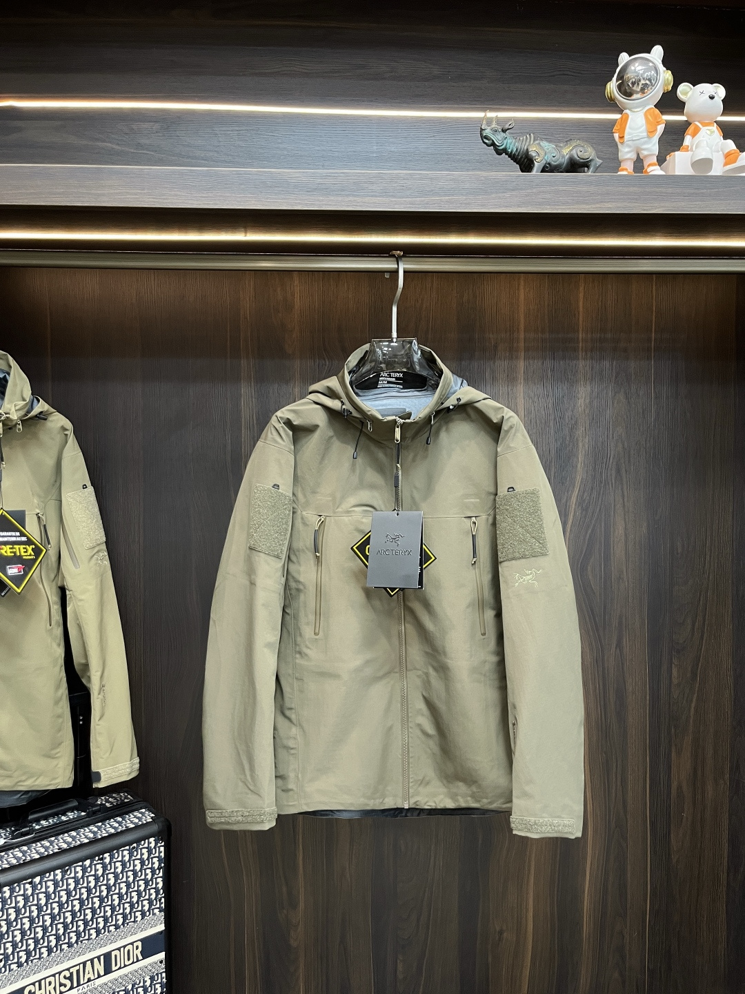 NO:531979,The main recommendation is Archaeoptera Bird 25SS new sportswear Archaeoptera Bird hooded jacket made of recycled nylon fabric. It is a sports outdoor quick-drying casual jacket. The style is very unique and novel, the texture is excellent, and the upper body effect is huge and beautiful. It is highly recommended!  S-2XL H2025 new model debuts, arc'teryx, jackets & coats, jackets & coats, hats, alexander wang19860909主推 始祖鸟 25SS新款运动服始祖鸟连帽夹克采用再生尼龙面料制作而成,运动户外速干休闲外套,款式非常独特新颖,档次感超赞,上身效果巨好看,强烈推荐！ 码数S-2XL H2025新款首发,arc'teryx,jackets & coats,jackets & coats,hats,alexander wang,Men's clothing