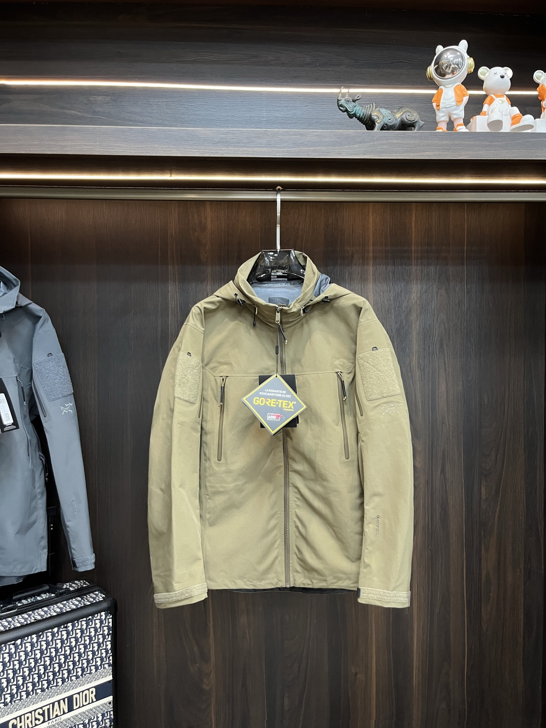 NO:530778,The main recommendation is Archaeoptera Bird 25SS new sportswear Archaeoptera Bird hooded jacket made of recycled nylon fabric. It is a sports outdoor quick-drying casual jacket. The style is very unique and novel, the texture is excellent, and the upper body effect is huge and beautiful. It is highly recommended!  S-2XL H2025 new model debuts, arc'teryx, jackets & coats, jackets & coats, hats, alexander wang19860909主推 始祖鸟 25SS新款运动服始祖鸟连帽夹克采用再生尼龙面料制作而成,运动户外速干休闲外套,款式非常独特新颖,档次感超赞,上身效果巨好看,强烈推荐！ 码数S-2XL H2025新款首发,arc'teryx,jackets & coats,jackets & coats,hats,alexander wang,Men's clothing