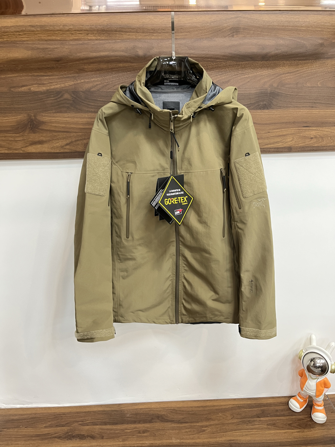 NO:528721,The main recommendation is Archaeoptera Bird 25SS new sportswear Archaeoptera Bird hooded jacket made of recycled nylon fabric. It is a sports outdoor quick-drying casual jacket. The style is very unique and novel, the texture is excellent, and the upper body effect is huge and beautiful. It is highly recommended!  S-2XL H2025 new model debuts, arc'teryx, jackets & coats, jackets & coats, hats, alexander wang19860909主推 始祖鸟 25SS新款运动服始祖鸟连帽夹克采用再生尼龙面料制作而成,运动户外速干休闲外套,款式非常独特新颖,档次感超赞,上身效果巨好看,强烈推荐！ 码数S-2XL H2025新款首发,arc'teryx,jackets & coats,jackets & coats,hats,alexander wang,Men's clothing