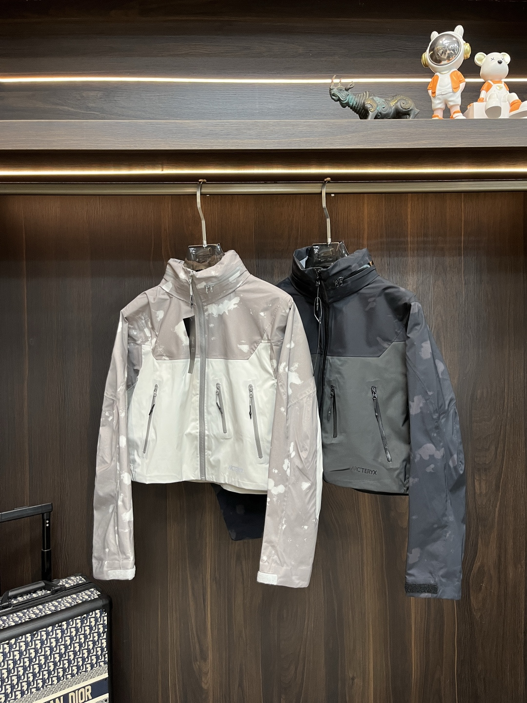 NO:530780,The main recommendation is Archaeoptera Bird 25SS new sportswear Archaeoptera Bird hooded jacket made of recycled nylon fabric. It is a sports outdoor quick-drying casual jacket. The style is very unique and novel, the texture is excellent, and the upper body effect is huge and beautiful. It is highly recommended!  Code Number XS-L H2025 new model first release, arc'teryx, jackets & coats, jackets & coats, hats, alexander wang19860909主推 始祖鸟 25SS新款运动服始祖鸟连帽夹克采用再生尼龙面料制作而成,运动户外速干休闲外套,款式非常独特新颖,档次感超赞,上身效果巨好看,强烈推荐！ 码数XS-L H2025新款首发,arc'teryx,jackets & coats,jackets & coats,hats,alexander wang,Men's clothing