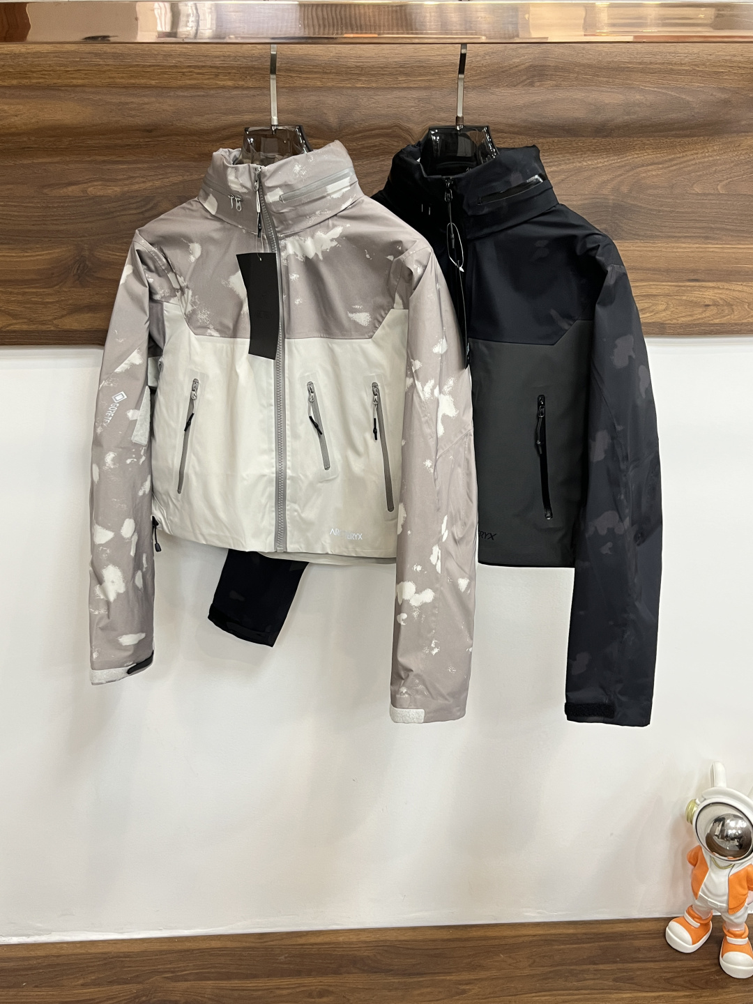 NO:531965,The main recommendation is Archaeoptera Bird 25SS new sportswear Archaeoptera Bird hooded jacket made of recycled nylon fabric. It is a sports outdoor quick-drying casual jacket. The style is very unique and novel, the texture is excellent, and the upper body effect is huge and beautiful. It is highly recommended!  Code Number XS-L H2025 new model first release, arc'teryx, jackets & coats, jackets & coats, hats, alexander wang19860909主推 始祖鸟 25SS新款运动服始祖鸟连帽夹克采用再生尼龙面料制作而成,运动户外速干休闲外套,款式非常独特新颖,档次感超赞,上身效果巨好看,强烈推荐！ 码数XS-L H2025新款首发,arc'teryx,jackets & coats,jackets & coats,hats,alexander wang,Men's clothing