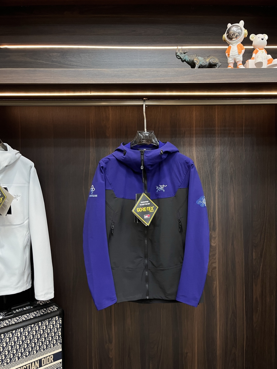 NO:530782,The main recommendation is Archaeoptera Bird 25SS new sportswear Archaeoptera Bird hooded jacket made of recycled nylon fabric. It is a sports outdoor quick-drying casual jacket. The style is very unique and novel, the texture is excellent, and the upper body effect is huge and beautiful. It is highly recommended!  S-XXL H2025 new model debut, arc'teryx, jackets & coats, jackets & coats, hats, alexander wang19860909主推 始祖鸟 25SS新款运动服始祖鸟连帽夹克采用再生尼龙面料制作而成,运动户外速干休闲外套,款式非常独特新颖,档次感超赞,上身效果巨好看,强烈推荐！ 码数S-XXL H2025新款首发,arc'teryx,jackets & coats,jackets & coats,hats,alexander wang,Men's clothing