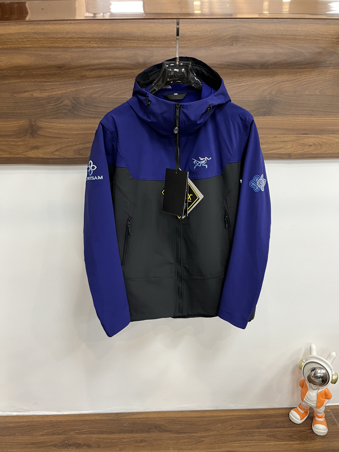 NO:528724,The main recommendation is Archaeoptera Bird 25SS new sportswear Archaeoptera Bird hooded jacket made of recycled nylon fabric. It is a sports outdoor quick-drying casual jacket. The style is very unique and novel, the texture is excellent, and the upper body effect is huge and beautiful. It is highly recommended!  S-XXL H2025 new model debut, arc'teryx, jackets & coats, jackets & coats, hats, alexander wang19860909主推 始祖鸟 25SS新款运动服始祖鸟连帽夹克采用再生尼龙面料制作而成,运动户外速干休闲外套,款式非常独特新颖,档次感超赞,上身效果巨好看,强烈推荐！ 码数S-XXL H2025新款首发,arc'teryx,jackets & coats,jackets & coats,hats,alexander wang,Men's clothing