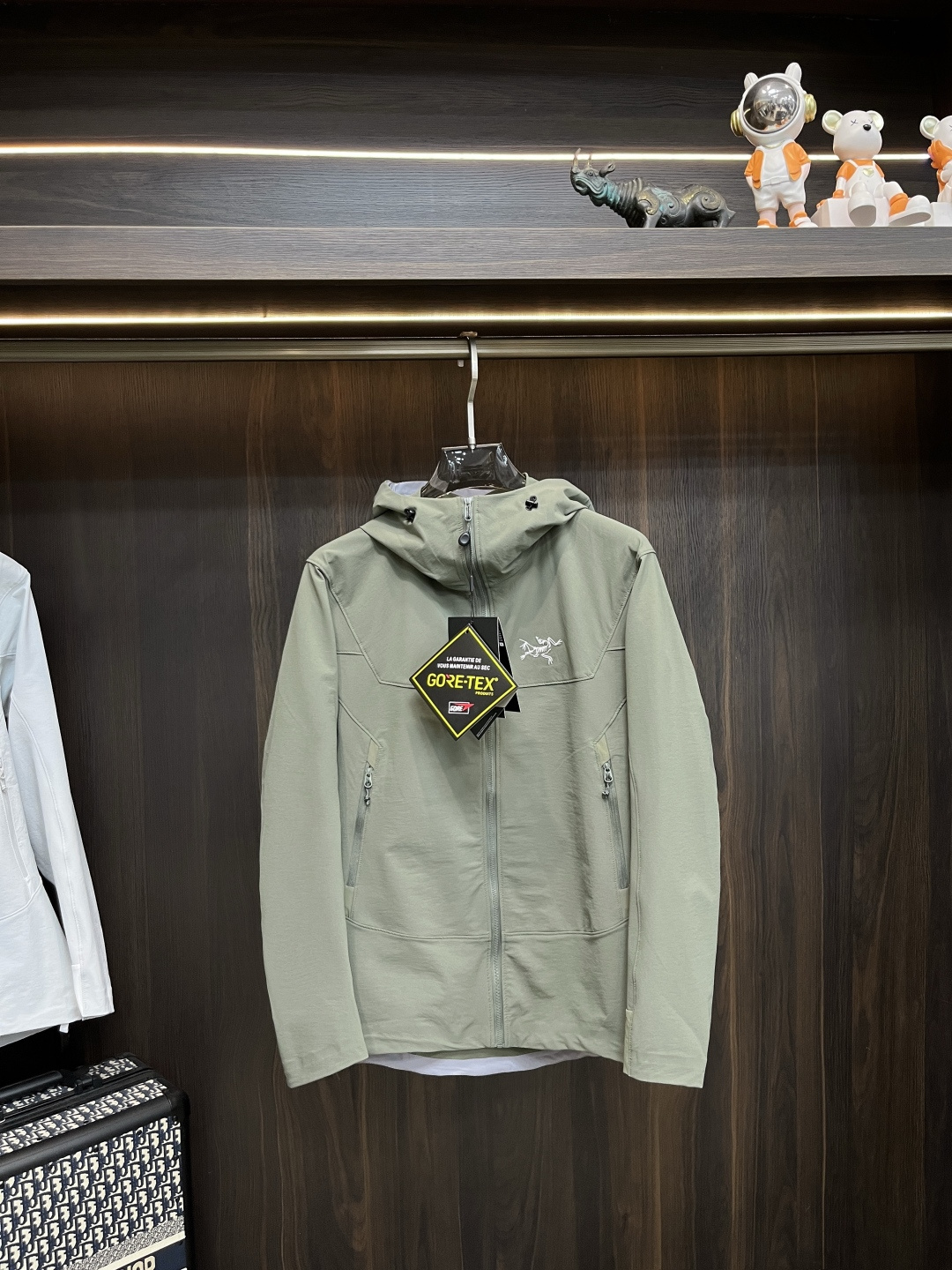 NO:525359,The main recommendation is the Arcteryx 25SS new sportswear Archaeopteryx hooded jacket made of recycled nylon fabric. It is a sports outdoor quick-drying casual jacket. The style is very unique and novel, the texture is excellent, and the upper body effect is huge and beautiful. It is highly recommended!  S-XXL H new model debut, arc'teryx, jackets & coats, jackets & coats, hats, alexander wang19860909主推 Arcteryx 25SS新款运动服始祖鸟连帽夹克采用再生尼龙面料制作而成,运动户外速干休闲外套,款式非常独特新颖,档次感超赞,上身效果巨好看,强烈推荐！ 码数S-XXL H新款首发,arc'teryx,jackets & coats,jackets & coats,hats,alexander wang,Men's clothing