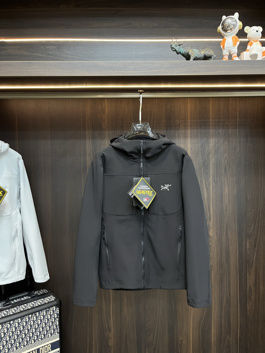 NO:530784,The main recommendation is the Arcteryx 25SS new sportswear Archaeopteryx hooded jacket made of recycled nylon fabric. It is a sports outdoor quick-drying casual jacket. The style is very unique and novel, the texture is excellent, and the upper body effect is huge and beautiful. It is highly recommended!  S-XXL H2025 new model debut, arc'teryx, jackets & coats, jackets & coats, hats, alexander wang19860909主推 Arcteryx 25SS新款运动服始祖鸟连帽夹克采用再生尼龙面料制作而成,运动户外速干休闲外套,款式非常独特新颖,档次感超赞,上身效果巨好看,强烈推荐！ 码数S-XXL H2025新款首发,arc'teryx,jackets & coats,jackets & coats,hats,alexander wang,Men's clothing