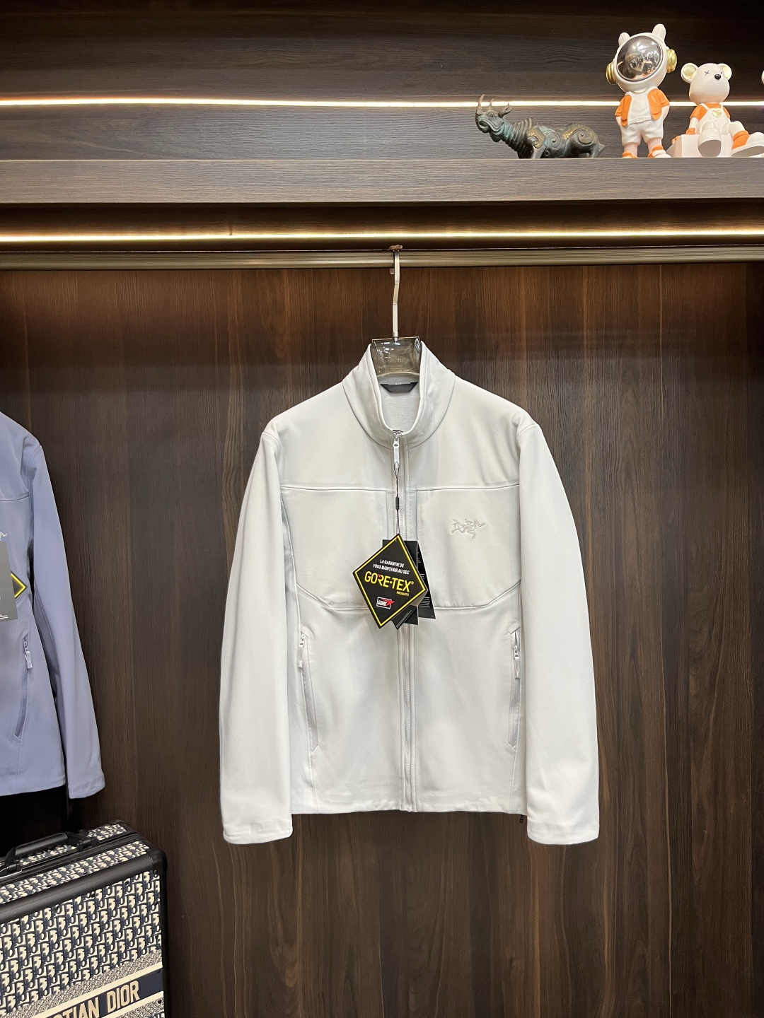 NO:530785,The main recommendation is the Arcteryx 25SS new sportswear Archaeoptera bird stand collar jacket made of recycled nylon fabric. It is a sports outdoor quick-drying casual jacket. The style is very unique and novel, the texture is excellent, and the upper body effect is huge and beautiful. It is highly recommended!  S-XXL H2025 new model debut, arc'teryx, jackets & coats, jackets & coats, alexander wang19860909主推 Arcteryx 25SS新款运动服始祖鸟立领夹克采用再生尼龙面料制作而成,运动户外速干休闲外套,款式非常独特新颖,档次感超赞,上身效果巨好看,强烈推荐！ 码数S-XXL H2025新款首发,arc'teryx,jackets & coats,jackets & coats,alexander wang,Men's clothing