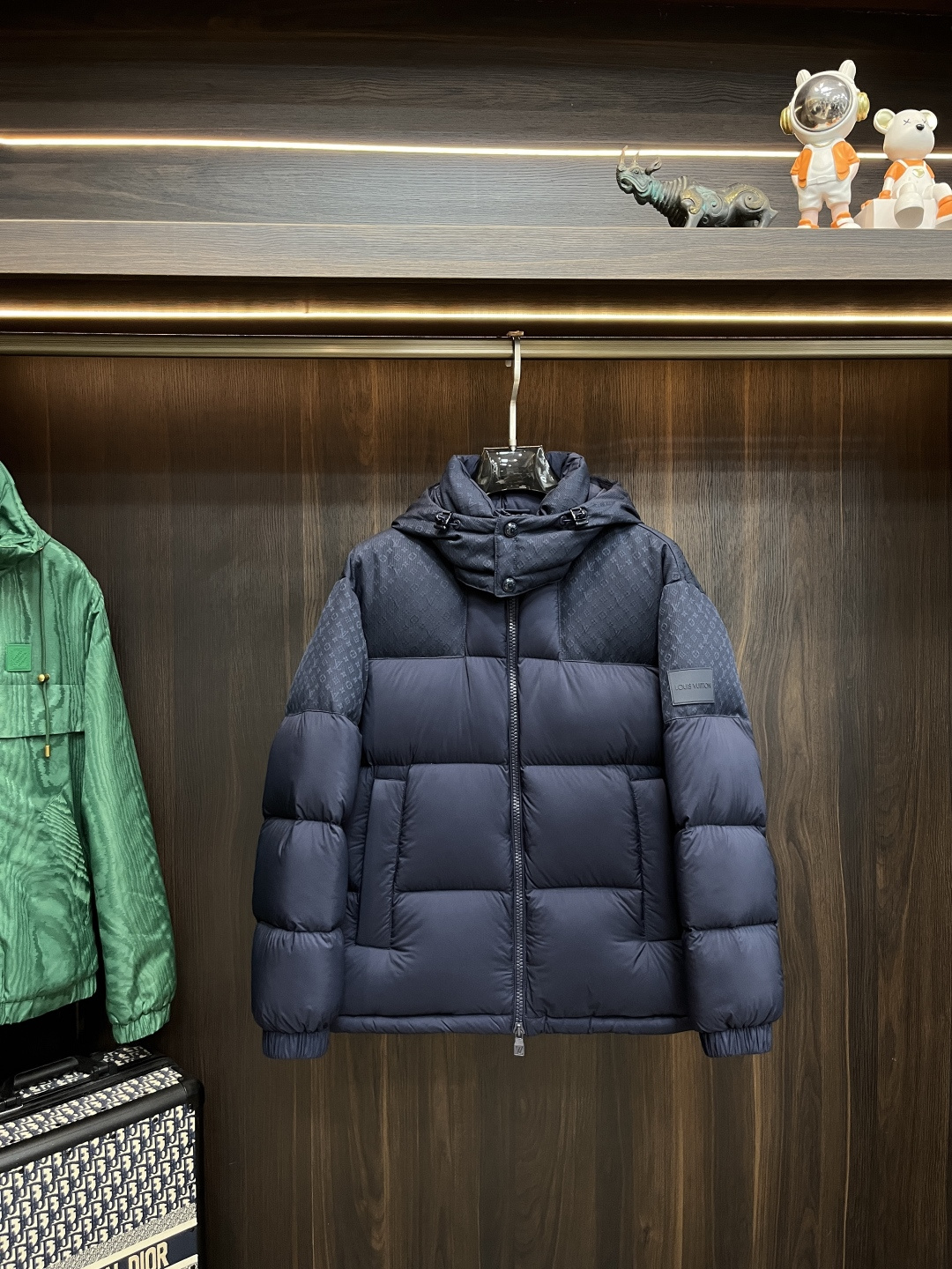 NO:531843,The latest fashion designer down jacket donkey brand hooded down jacket, jacquard patchwork down jacket, hat can be detached, 90# white duck down filling, details are displayed everywhere, high-level structural tailoring design changes are sufficient to show the diverse image changes of men, slim and neat, tailoring, meet the popular multi-layered outfits nowadays, versatile styles of life, color black blue, code M-XXXL H new first release,, louis vuitton, louis vuitton, jackets & coats, down jacket, hats, alexander wang19860909主推羽绒 LV 最新款时尚设计师款羽绒外套驴牌连帽羽绒服,提花拼接面包羽绒服,帽可拆,90#白鸭绒填充,处处细节显工艺足够的高级结构性剪裁的设计改变来展现男士多样的形象变化,修身利落、剪裁合体,满足时下正流行的多层次穿搭,生活百搭款式 颜色黑色 蓝色 码数M-XXXL H新款首发,,louis vuitton,louis vuitton,jackets & coats,down jacket,hats,alexander wang,Men's clothing