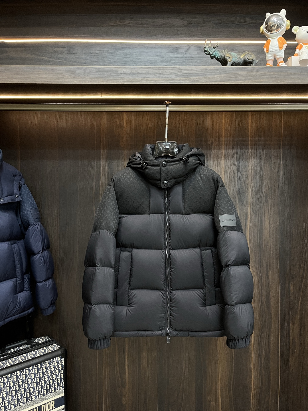 NO:528720,Mainly recommended down LV 2025 latest fashion designer down jacket donkey brand hooded down jacket, jacquard splicing bread down jacket, hat can be detached, 90# white duck down filling, details are displayed everywhere, high-level structural tailoring design changes are sufficient to show the diverse image changes of men, slim and neat, tailoring, meet the popular multi-layered outfits nowadays, versatile styles of life, color black blue, code M-XXXL H2025 new model first release,,louis vuitton,louis vuitton,jackets & coats,down jacket,hats,alexander wang19860909主推羽绒 LV 2025最新款时尚设计师款羽绒外套驴牌连帽羽绒服,提花拼接面包羽绒服,帽可拆,90#白鸭绒填充,处处细节显工艺足够的高级结构性剪裁的设计改变来展现男士多样的形象变化,修身利落、剪裁合体,满足时下正流行的多层次穿搭,生活百搭款式 颜色黑色 蓝色 码数M-XXXL H2025新款首发,,louis vuitton,louis vuitton,jackets & coats,down jacket,hats,alexander wang,Men's clothing