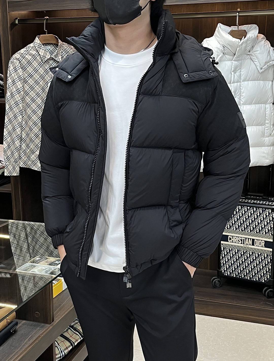 NO:530809,Mainly recommended down LV 2025 latest fashion designer down jacket donkey brand hooded down jacket, jacquard splicing bread down jacket, hat can be detached, 90# white duck down filling, details are displayed everywhere, high-level structural tailoring design changes are sufficient to show the diverse image changes of men, slim and neat, tailoring, meet the popular multi-layered outfits nowadays, versatile styles of life, color black blue, code M-XXXL H2025 new model first release,,louis vuitton,louis vuitton,jackets & coats,down jacket,hats,alexander wang19860909主推羽绒 LV 2025最新款时尚设计师款羽绒外套驴牌连帽羽绒服,提花拼接面包羽绒服,帽可拆,90#白鸭绒填充,处处细节显工艺足够的高级结构性剪裁的设计改变来展现男士多样的形象变化,修身利落、剪裁合体,满足时下正流行的多层次穿搭,生活百搭款式 颜色黑色 蓝色 码数M-XXXL H2025新款首发,,louis vuitton,louis vuitton,jackets & coats,down jacket,hats,alexander wang,Men's clothing