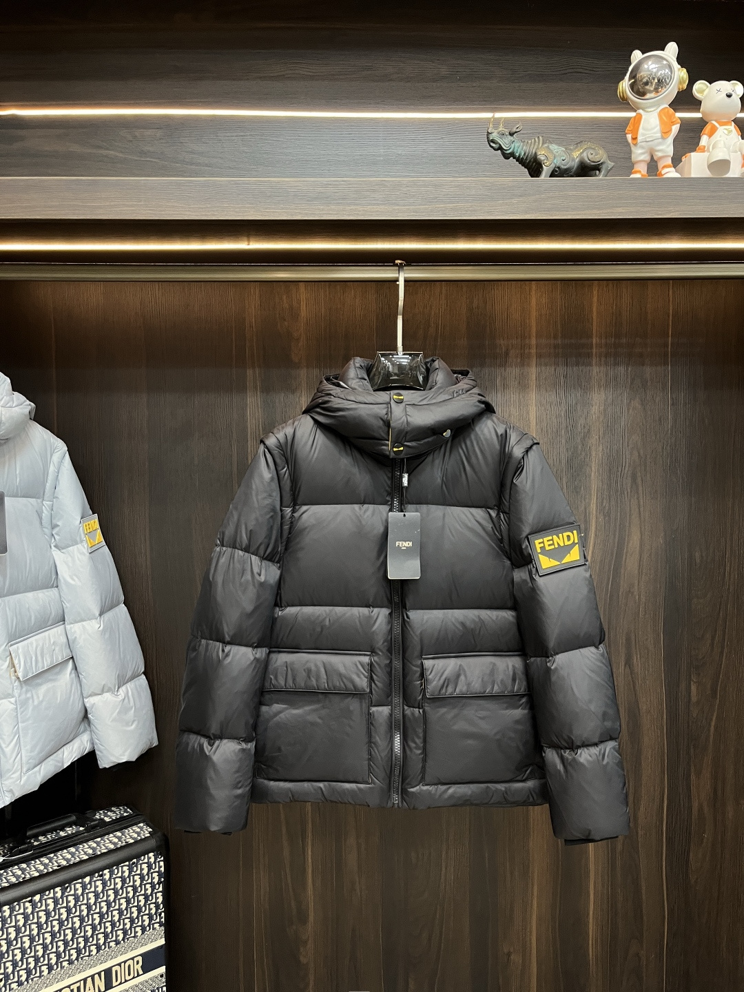 NO:528723,The main recommendation of down Fendi 2025 latest fashion designer down jacket Fendi hooded down jacket, monster bread down jacket, hat removable, 90# white duck down filling, details are displayed everywhere, high-level structural tailoring design changes are sufficient to show the diverse image changes of men, slim and neat, tailoring, meet the popular multi-layered outfits nowadays, versatile styles of life, color black gray, code M-XXXL H2025 new model first release,,fendi,fendi, jackets & coats, down jacket,hats,alexander wang19860909主推羽绒 Fendi 2025最新款时尚设计师款羽绒外套芬迪连帽羽绒服,小怪兽面包羽绒服,帽可拆,90#白鸭绒填充,处处细节显工艺足够的高级结构性剪裁的设计改变来展现男士多样的形象变化,修身利落、剪裁合体,满足时下正流行的多层次穿搭,生活百搭款式 颜色黑色 灰色 码数M-XXXL H2025新款首发,,fendi,fendi,jackets & coats,down jacket,hats,alexander wang,Men's clothing