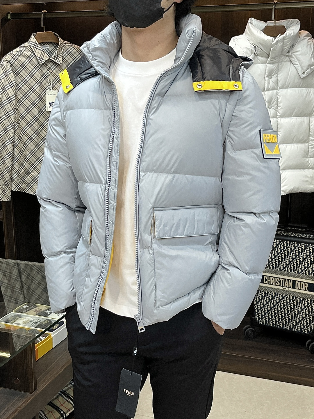 NO:530810,The latest fashion designer down jacket Fendi 2025 is a hooded down jacket, a monster bread down jacket, a removable sleeve, a down vest with one and two clothes, a hat can be detached, 90# white duck down filling, the details show the craftsmanship is sufficient. The design changes of high-end structural tailoring are displayed to show the diverse image changes of men, slim and neat, tailoring, meet the popular multi-layered outfits nowadays, versatile styles of life, color black gray, code M-XXXL H2025 new model first release, fendi, fendi, jackets & coats, down jacket, hats, alexander wang19860909主推羽绒 Fendi 2025最新款时尚设计师款羽绒外套芬迪连帽羽绒服,小怪兽面包羽绒服,袖子可拆,羽绒马甲一衣两穿,帽可拆,90#白鸭绒填充,处处细节显工艺足够的高级结构性剪裁的设计改变来展现男士多样的形象变化,修身利落、剪裁合体,满足时下正流行的多层次穿搭,生活百搭款式 颜色黑色 灰色 码数M-XXXL H2025新款首发,,fendi,fendi,jackets & coats,down jacket,hats,alexander wang,Men's clothing