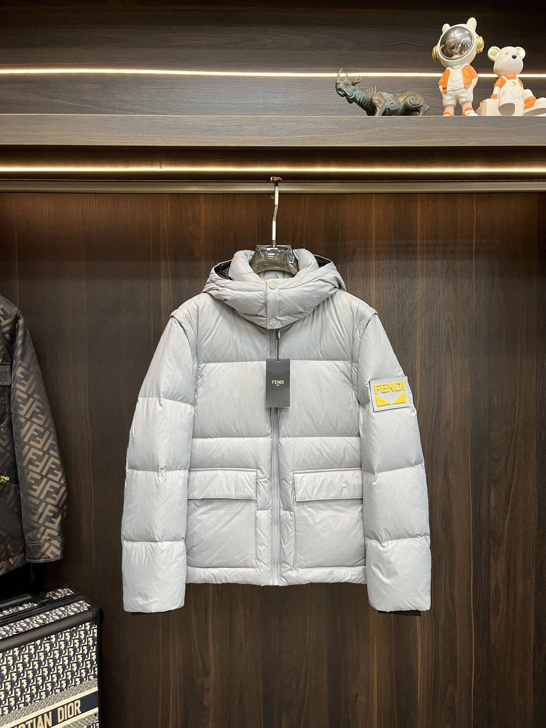 NO:528697,The latest fashion designer down jacket Fendi 2025 is a hooded down jacket, a monster bread down jacket, a removable sleeve, a down vest with one and two clothes, a hat can be detached, 90# white duck down filling, the details show the craftsmanship is sufficient. The design changes of high-end structural tailoring are displayed to show the diverse image changes of men, slim and neat, tailoring, meet the popular multi-layered outfits nowadays, versatile styles of life, color black gray, code M-XXXL H2025 new model first release, fendi, fendi, jackets & coats, down jacket, hats, alexander wang19860909主推羽绒 Fendi 2025最新款时尚设计师款羽绒外套芬迪连帽羽绒服,小怪兽面包羽绒服,袖子可拆,羽绒马甲一衣两穿,帽可拆,90#白鸭绒填充,处处细节显工艺足够的高级结构性剪裁的设计改变来展现男士多样的形象变化,修身利落、剪裁合体,满足时下正流行的多层次穿搭,生活百搭款式 颜色黑色 灰色 码数M-XXXL H2025新款首发,,fendi,fendi,jackets & coats,down jacket,hats,alexander wang,Men's clothing