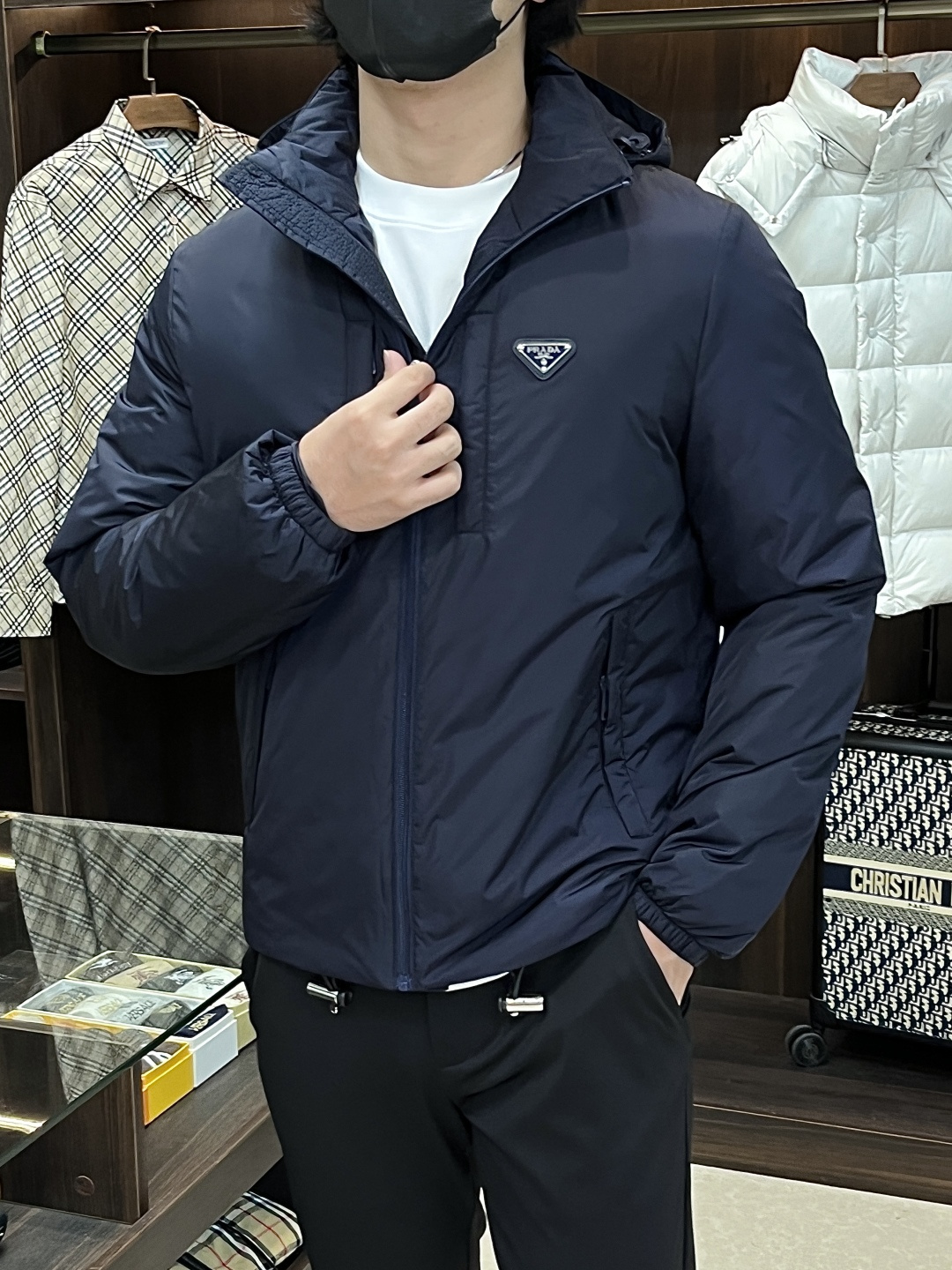 NO:530811,The latest fashion designer down jacket Prada 2025 is a hooded down jacket, a metal triangle LOGO down jacket on the chest, 90# white duck down filling, the details show the high-level structural tailoring design changes to show the diverse image changes of men, slim and neat, tailoring, meet the popular multi-layered outfits nowadays, versatile styles of life, color black blue, code M-XXXL H2025 new model debut,,prada,prada,jackets & coats,down jacket,hats,alexander wang19860909主推羽绒 Prada 2025最新款时尚设计师款羽绒外套普拉达连帽羽绒服,胸前金属三角LOGO羽绒服,90#白鸭绒填充,处处细节显工艺足够的高级结构性剪裁的设计改变来展现男士多样的形象变化,修身利落、剪裁合体,满足时下正流行的多层次穿搭,生活百搭款式 颜色黑色 蓝色 码数M-XXXL H2025新款首发,,prada,prada,jackets & coats,down jacket,hats,alexander wang,Men's clothing