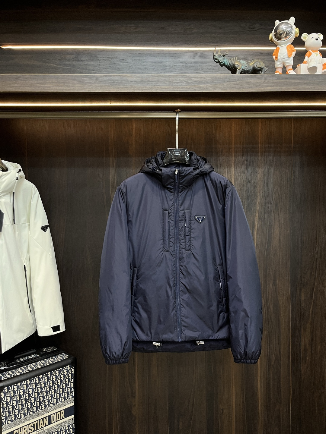 NO:528700,The latest fashion designer down jacket Prada 2025 is a hooded down jacket, a metal triangle LOGO down jacket on the chest, 90# white duck down filling, the details show the high-level structural tailoring design changes to show the diverse image changes of men, slim and neat, tailoring, meet the popular multi-layered outfits nowadays, versatile styles of life, color black blue, code M-XXXL H2025 new model debut,,prada,prada,jackets & coats,down jacket,hats,alexander wang19860909主推羽绒 Prada 2025最新款时尚设计师款羽绒外套普拉达连帽羽绒服,胸前金属三角LOGO羽绒服,90#白鸭绒填充,处处细节显工艺足够的高级结构性剪裁的设计改变来展现男士多样的形象变化,修身利落、剪裁合体,满足时下正流行的多层次穿搭,生活百搭款式 颜色黑色 蓝色 码数M-XXXL H2025新款首发,,prada,prada,jackets & coats,down jacket,hats,alexander wang,Men's clothing